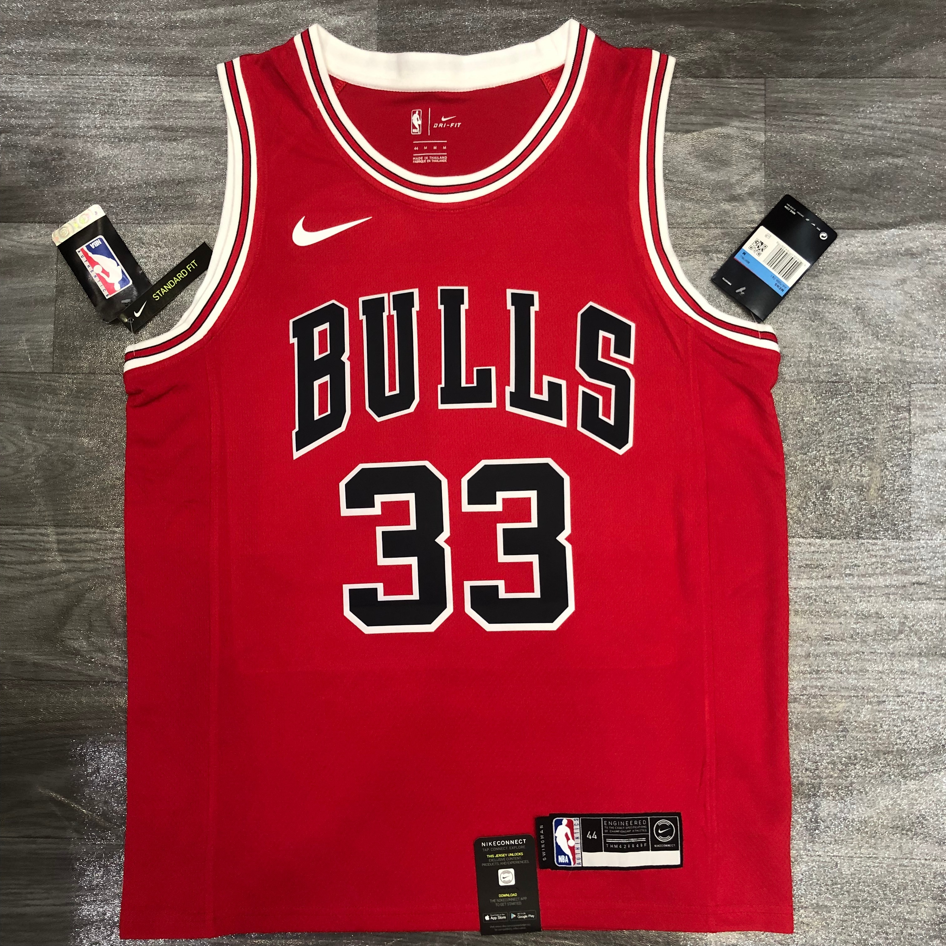 Bulls crew neck red # 33 Pippen