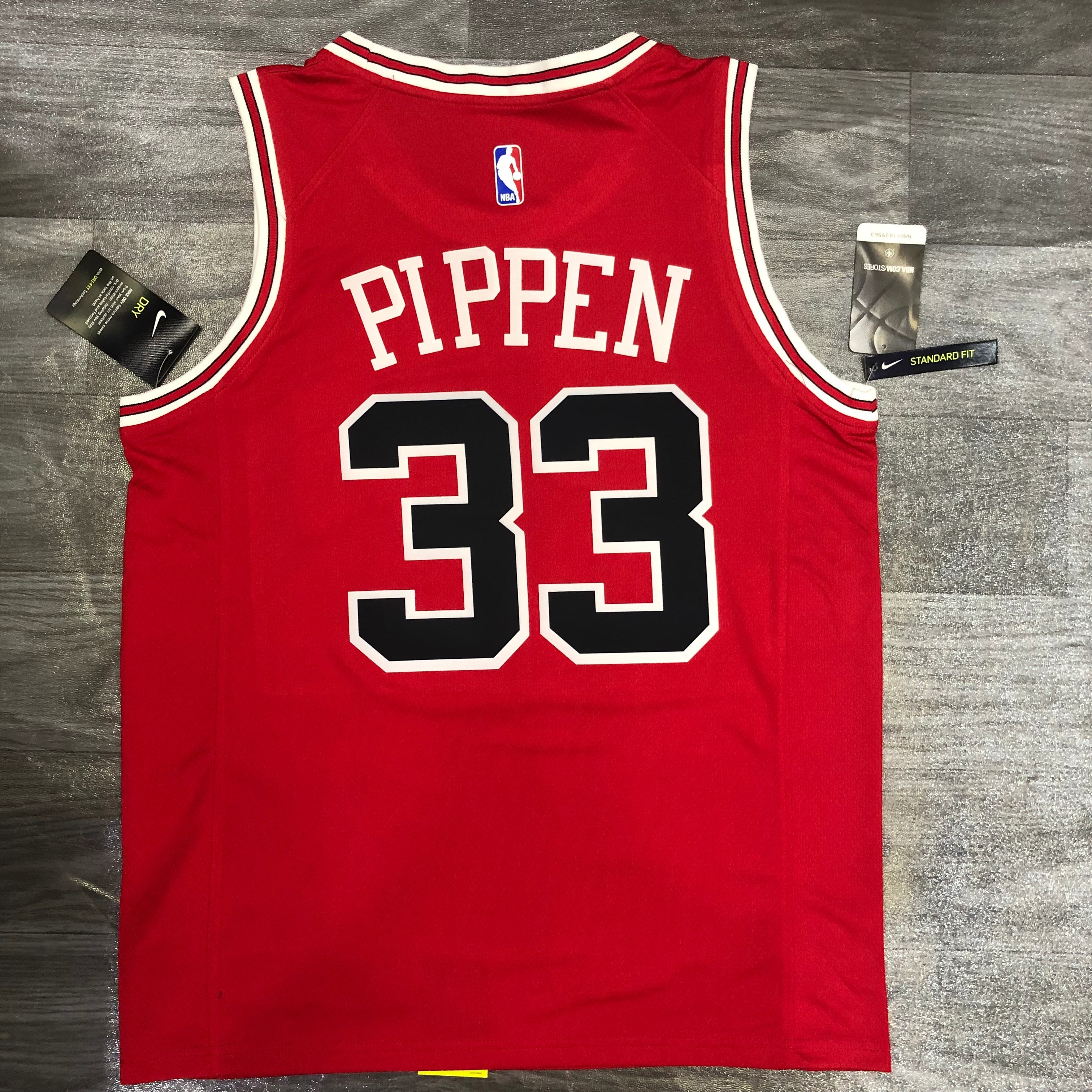 Bulls crew neck red # 33 Pippen