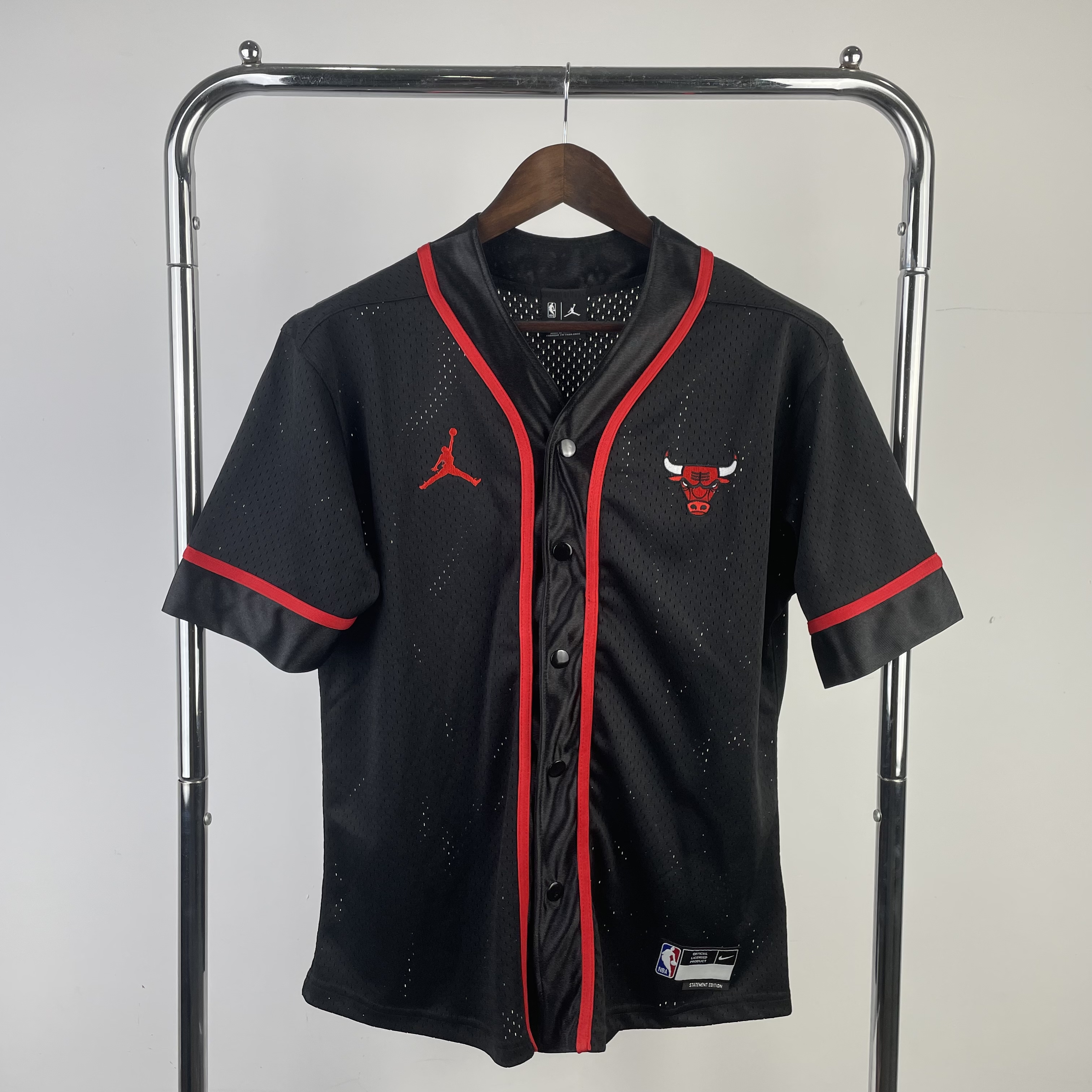 NBA button Cardigan Bulls