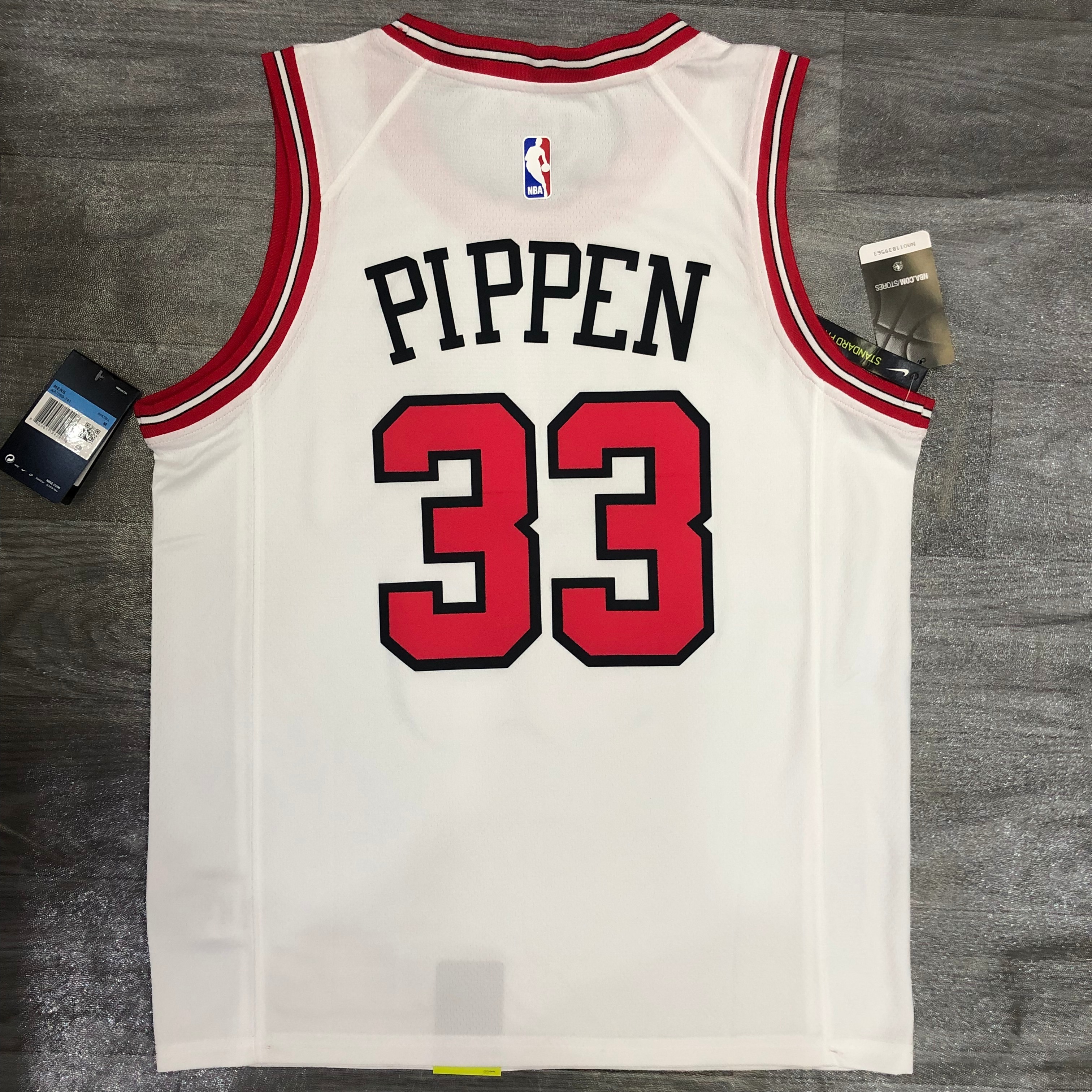 Bulls crew neck white # 33 Pippen