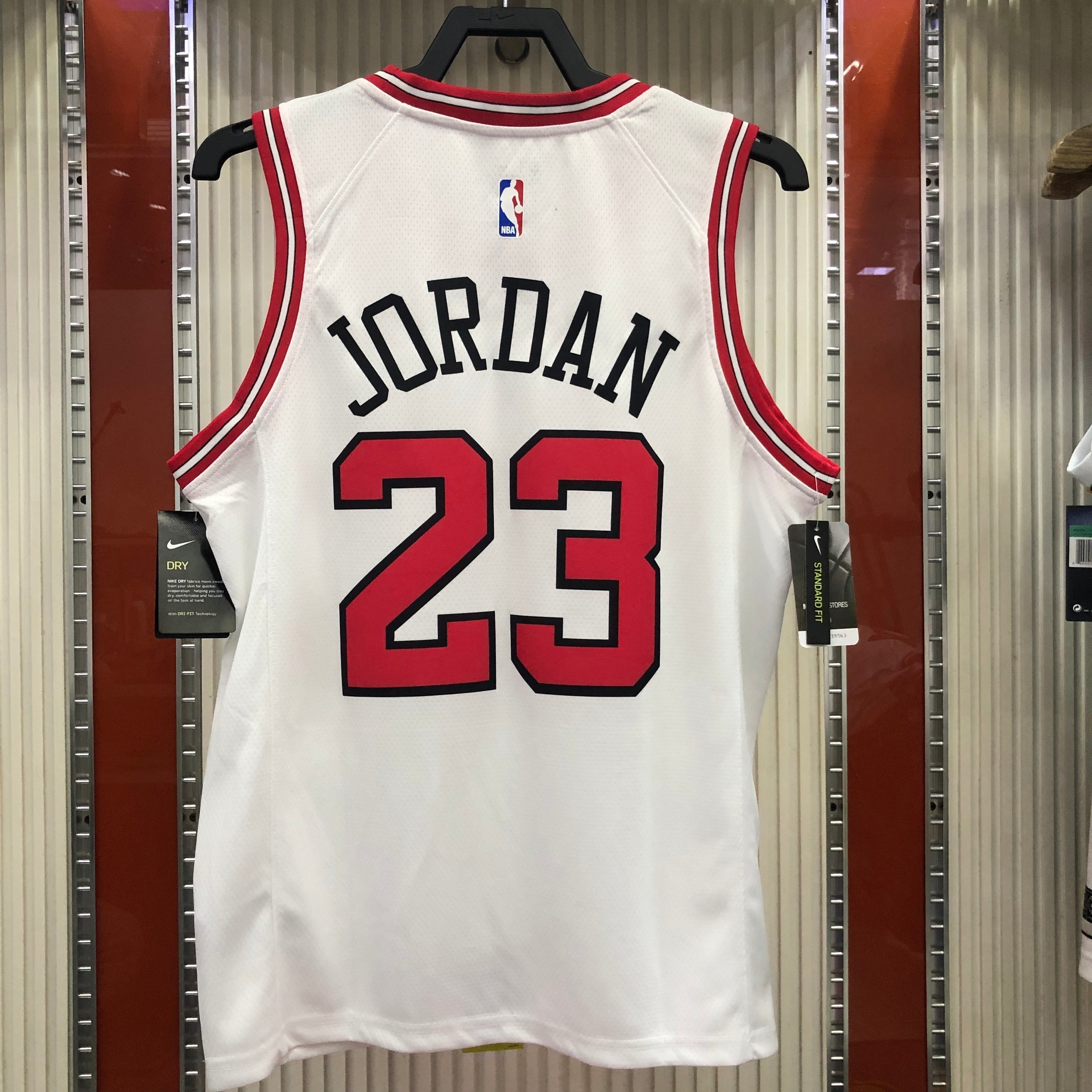 Bulls round white number 23 Jordan