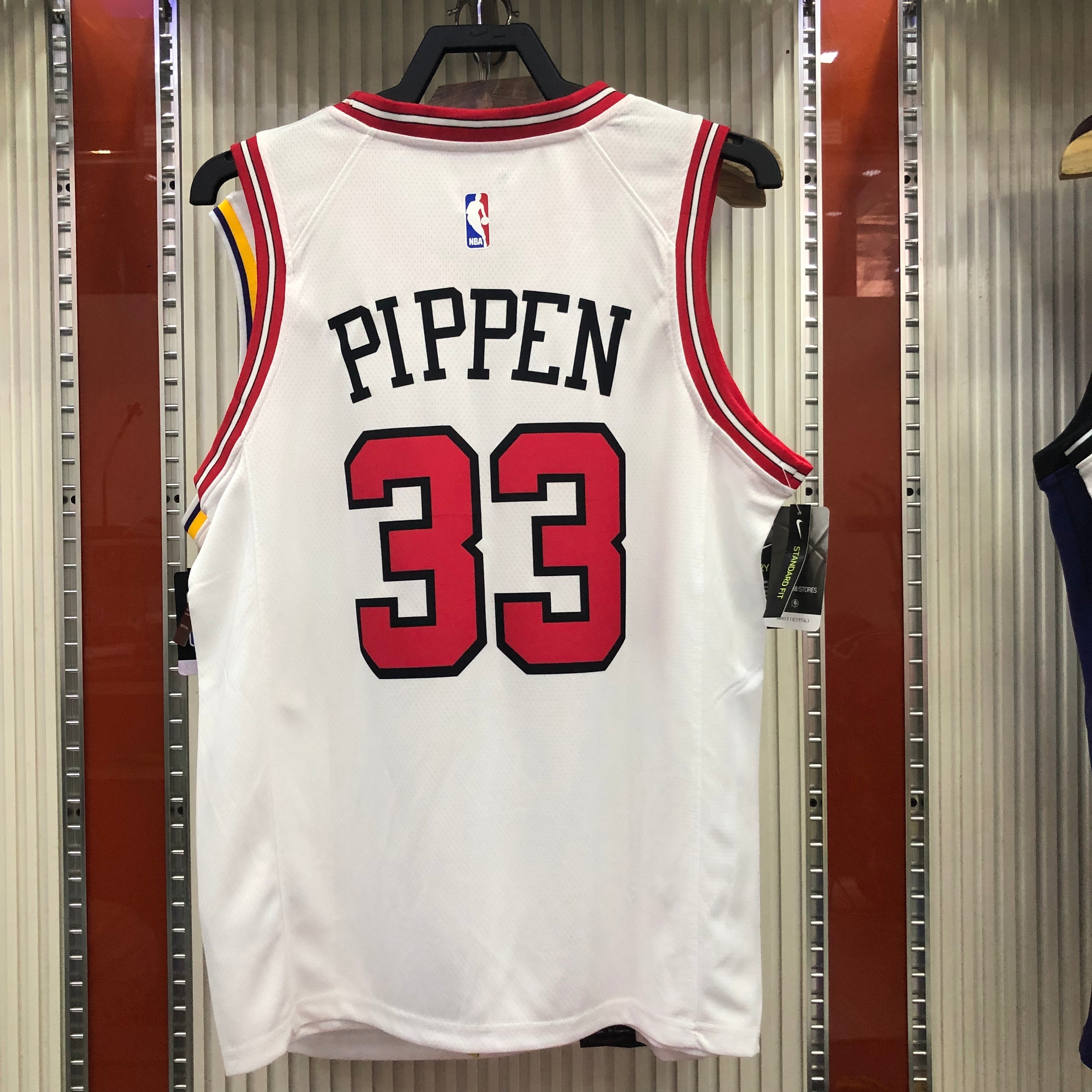 Bulls crew neck white # 33 Pippen