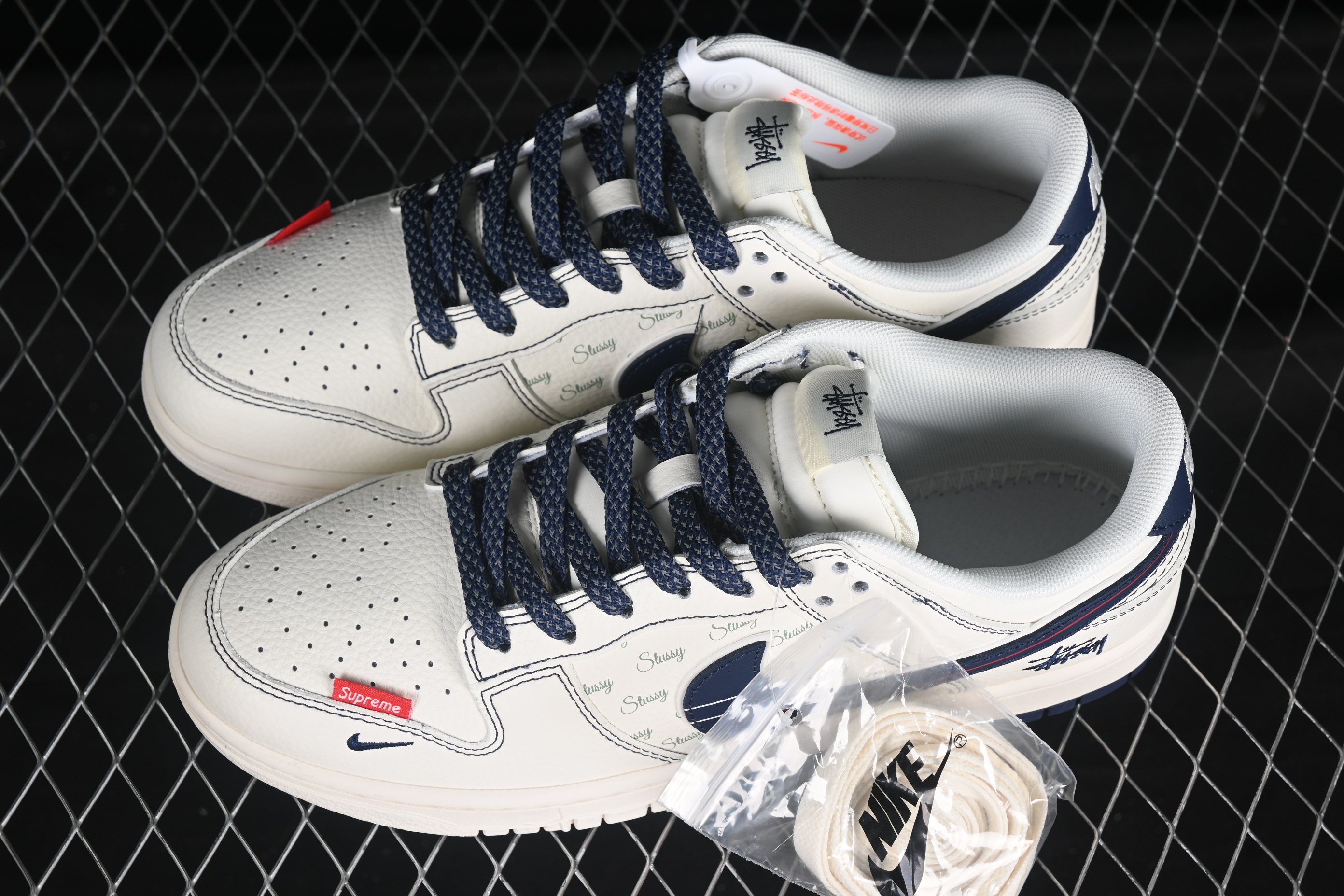 SB Dunk Low Stuci joint white, blue and red stripes hook anniversary high-end custom low-top casual shoes