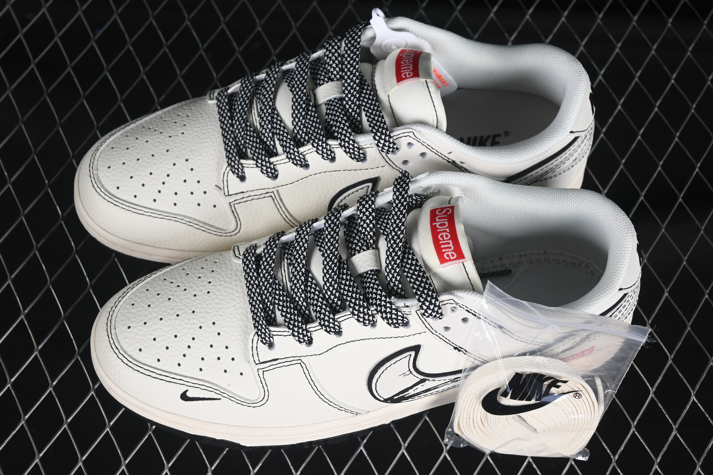 SB Dunk Low Supreme joint Graffiti Black line anniversary high-end custom low-top casual shoes