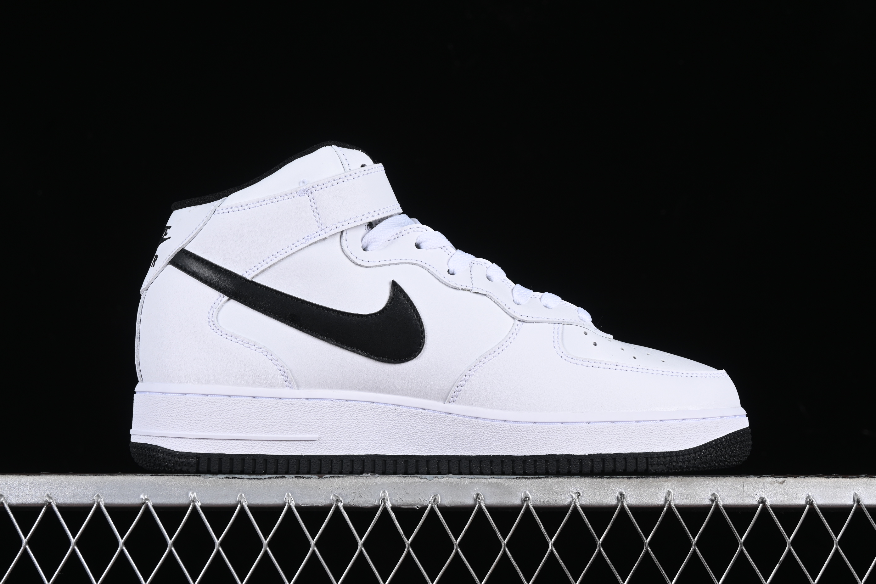 Nk Air Force 1'07 Mid white and black Air Force One mid-top casual sneakers