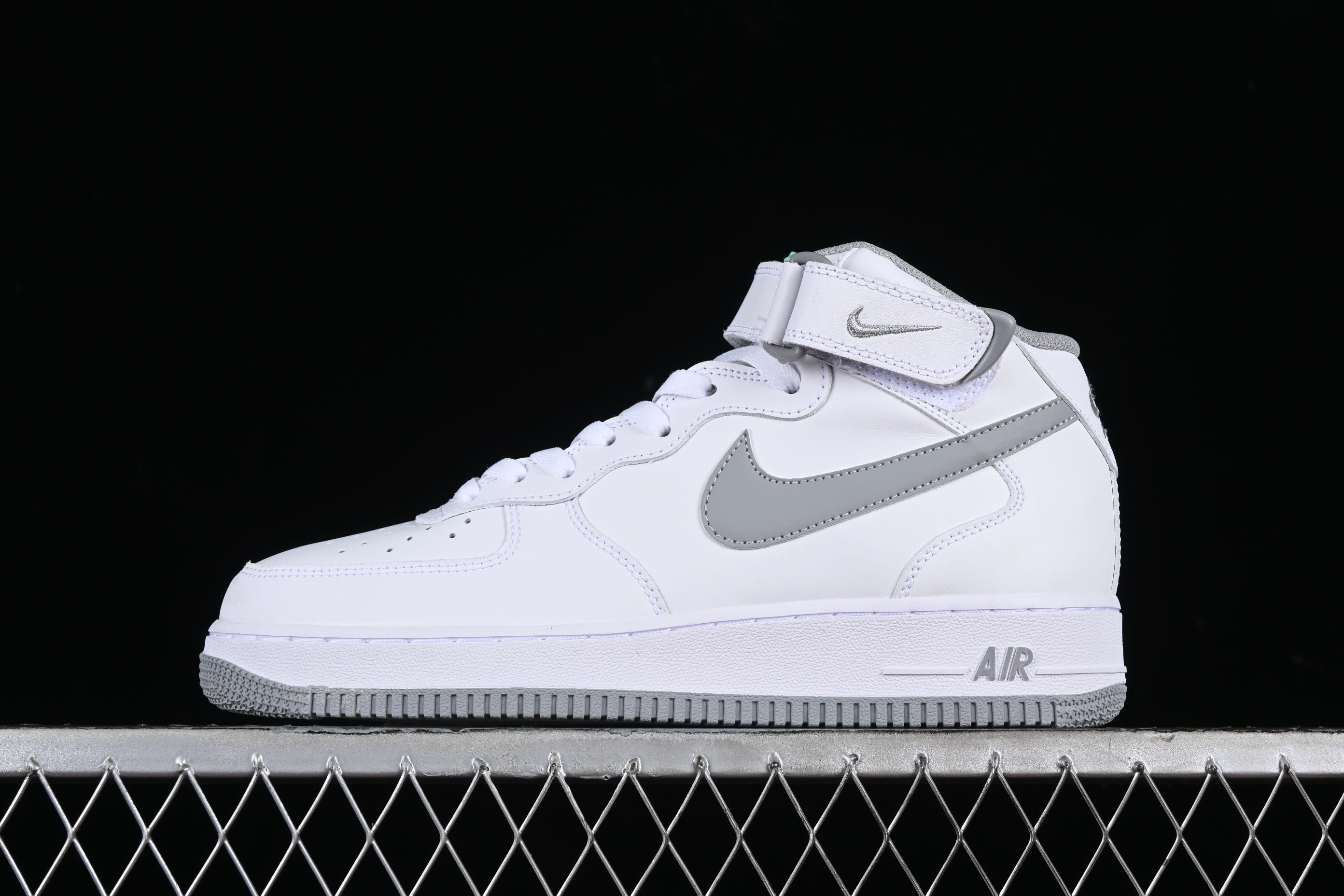 Nk Air Force 1'07 Mid White and grey Air Force One mid-top casual sneakers