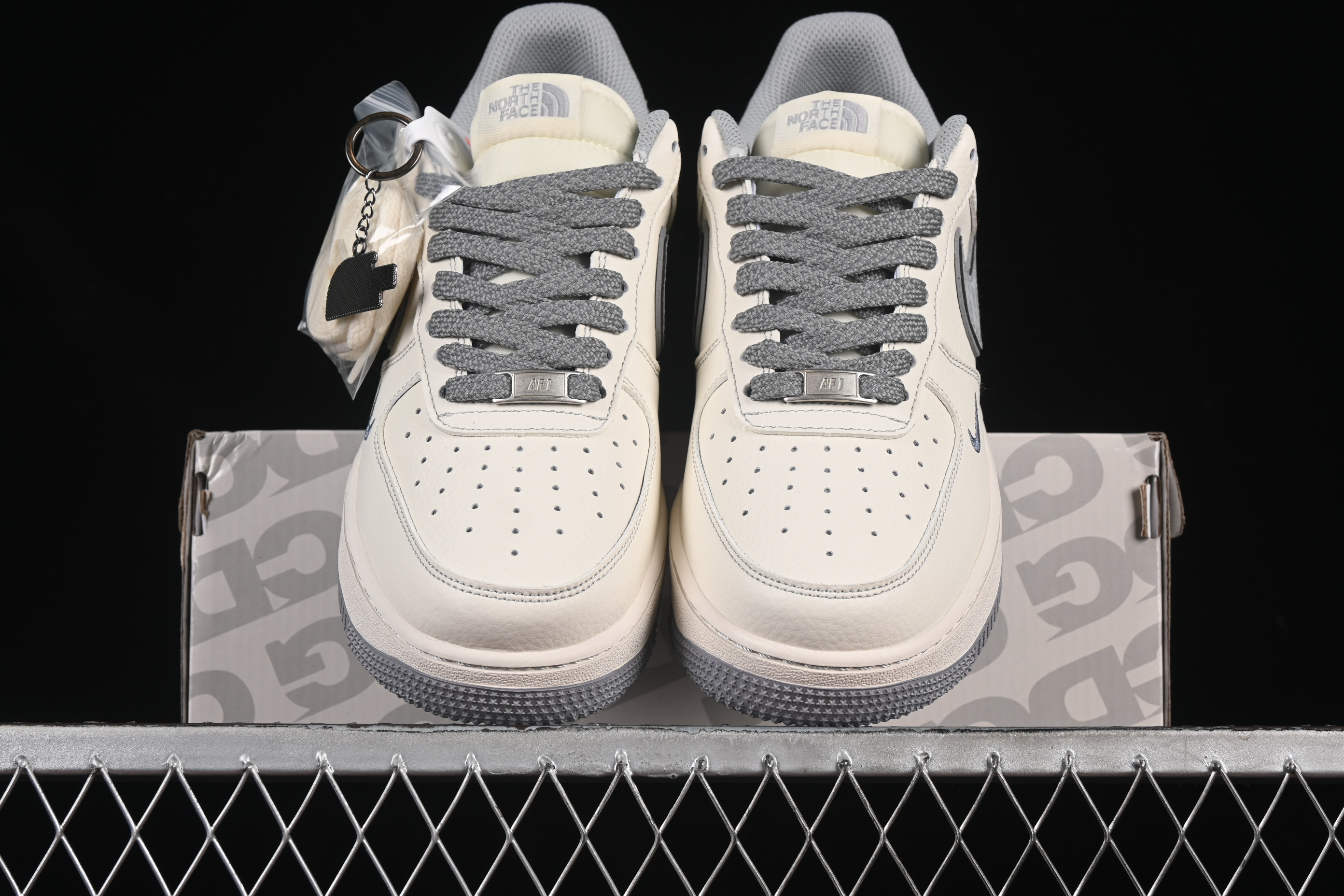 Air Force 1'07 Low North Side Collaboration CDG Beige Hook HH7518-052-36-45
