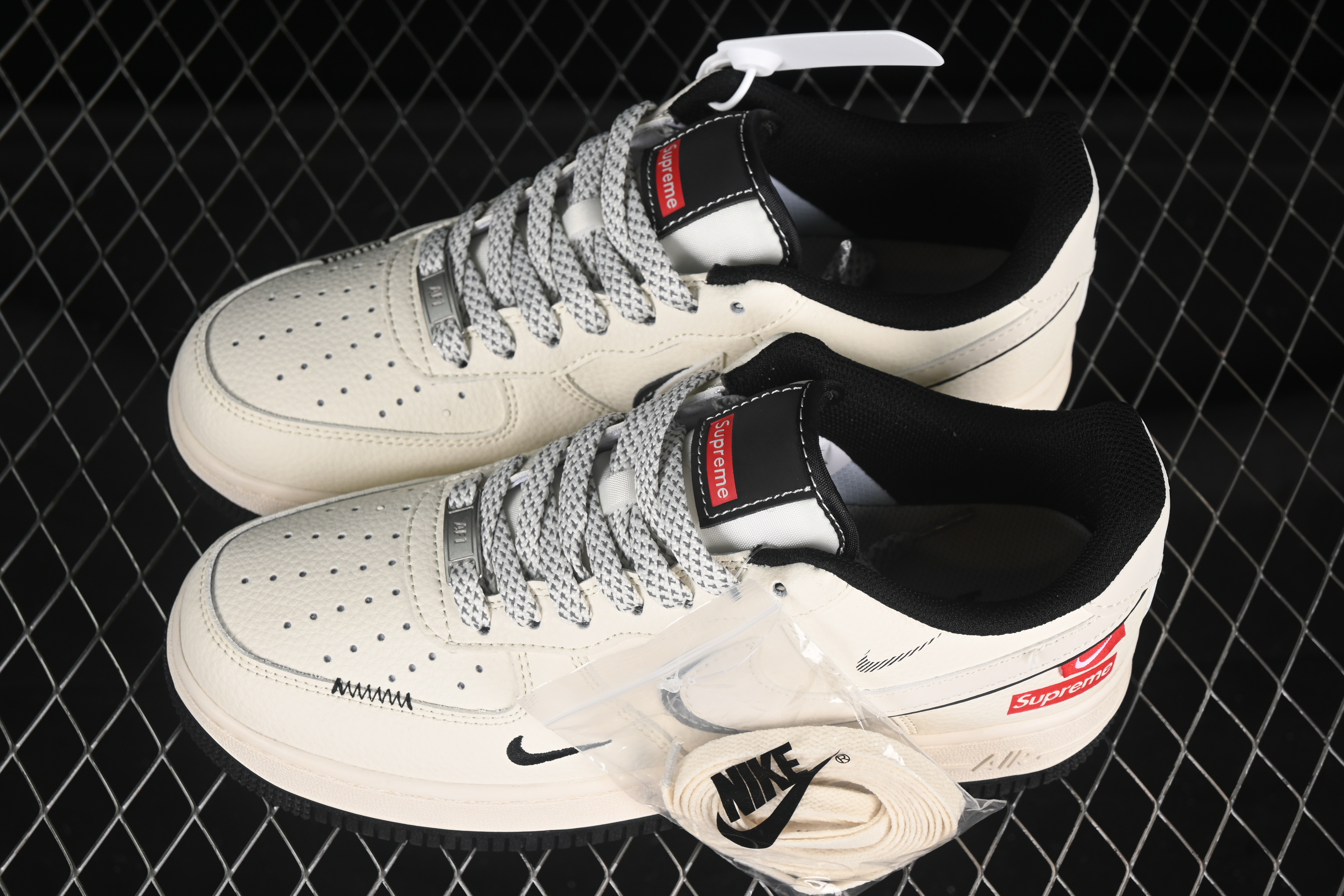 Air Force 1'07 Low Supreme collaboration White and black Double Hook XS1958-545 36-45