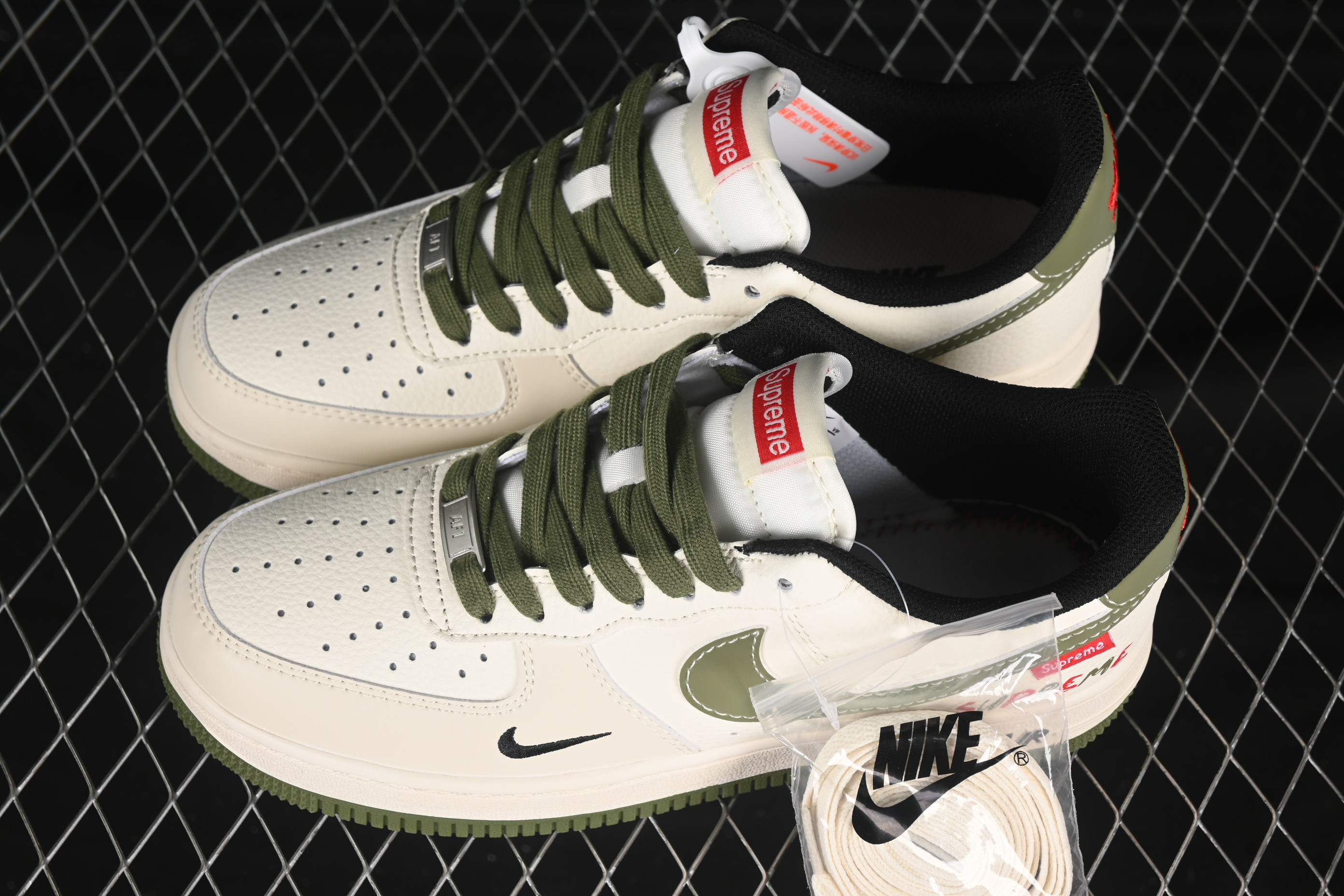 Air Force 1'07 Low Supreme collaboration Military green and red Label XS1958-566 36-45
