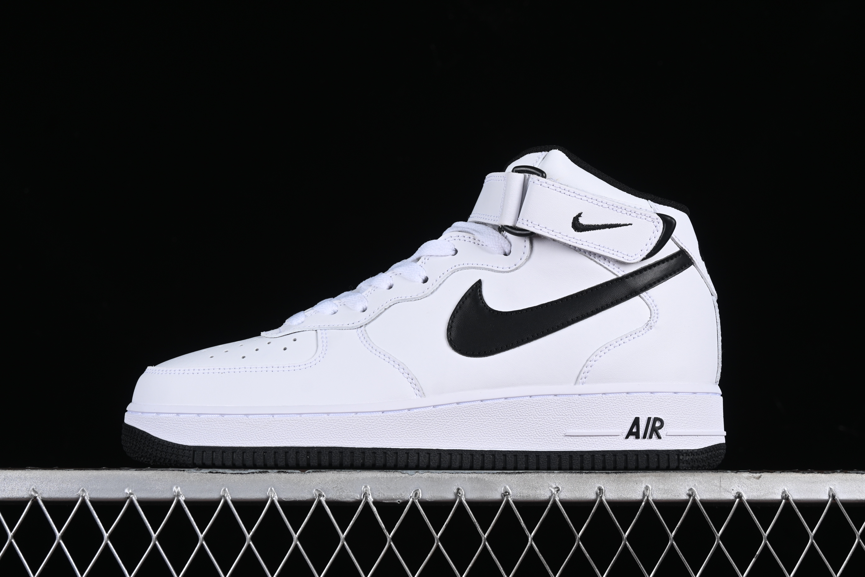 Nk Air Force 1'07 Mid white and black Air Force One mid-top casual sneakers