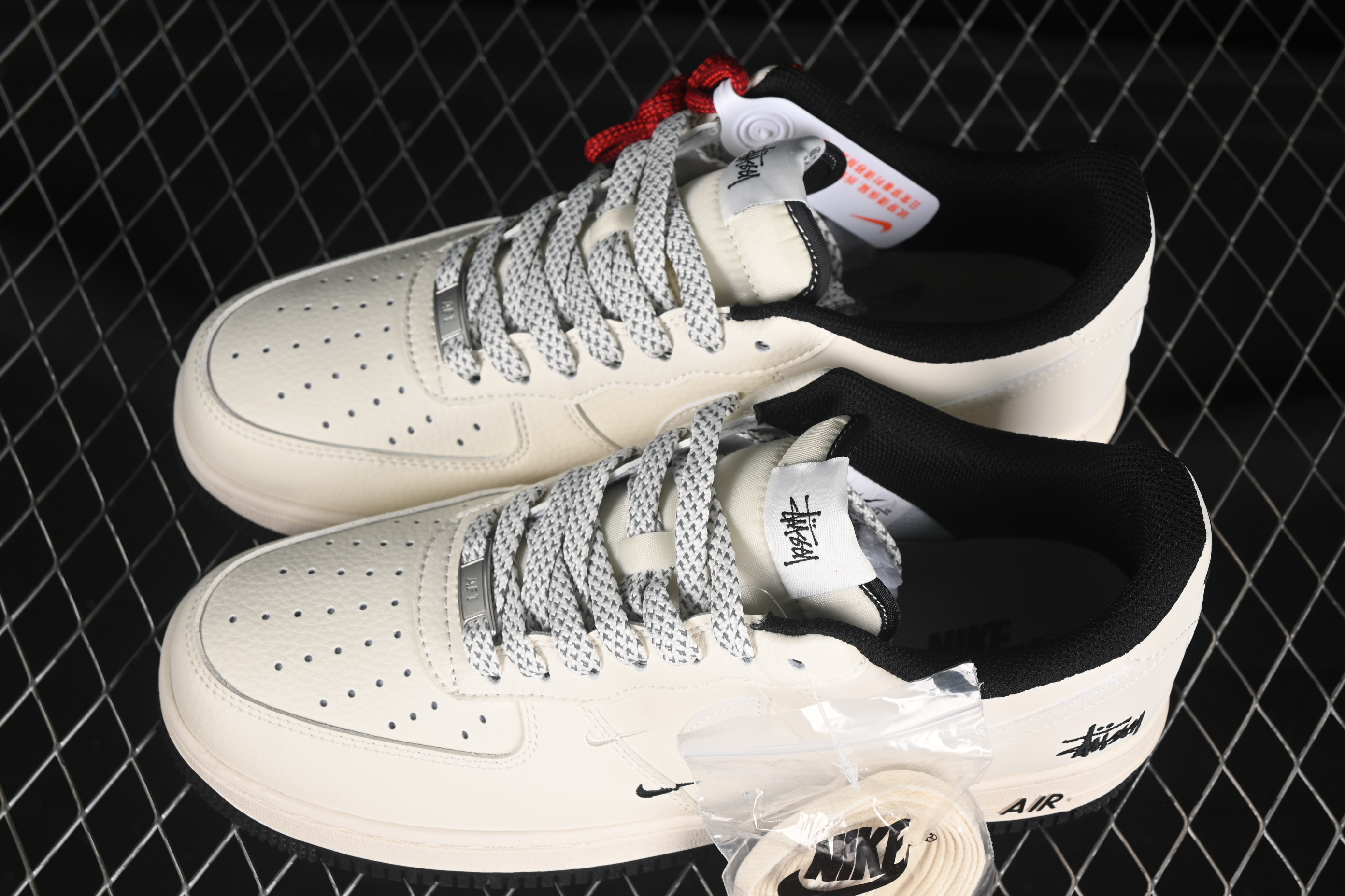 Air Force 1'07 Low Stussy Collaboration Small double hook black background XZ6188-713 36-45