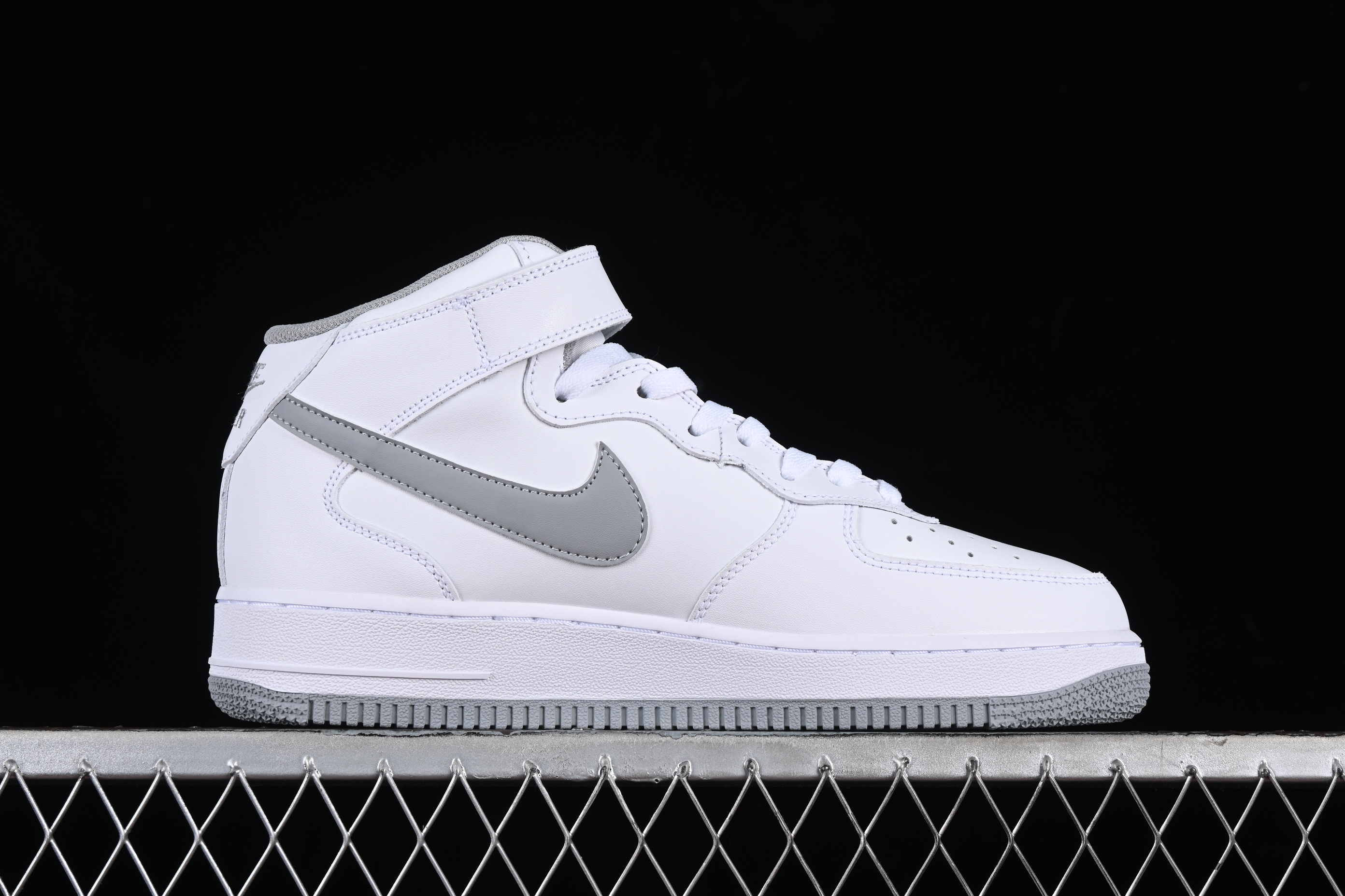 Nk Air Force 1'07 Mid White and grey Air Force One mid-top casual sneakers