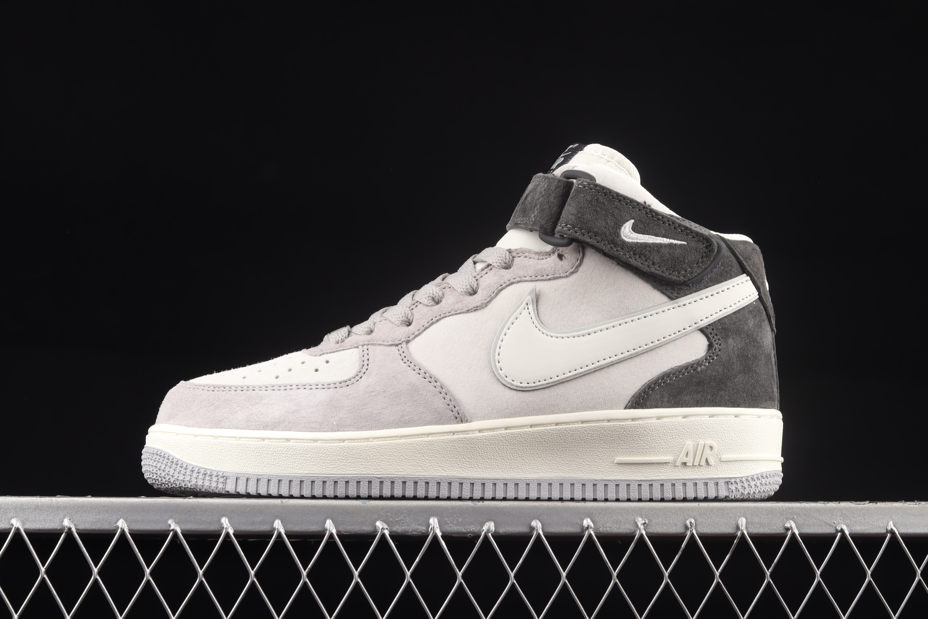 Nk Air Force 1'07 Mid mid-top casual sneakers in beige, grey and black color