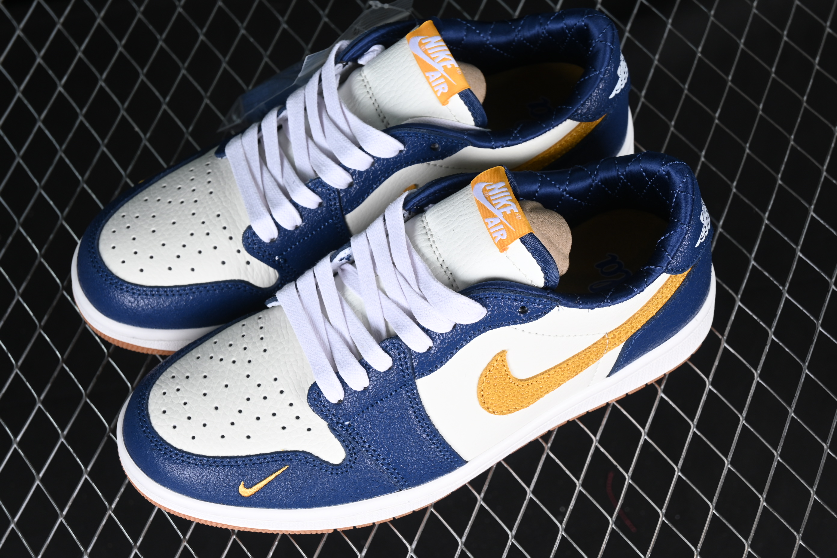 AJ1 White, blue and yellow hook burst crack low-top cultural casual board shoes CZ0770-103 35.5-47.5