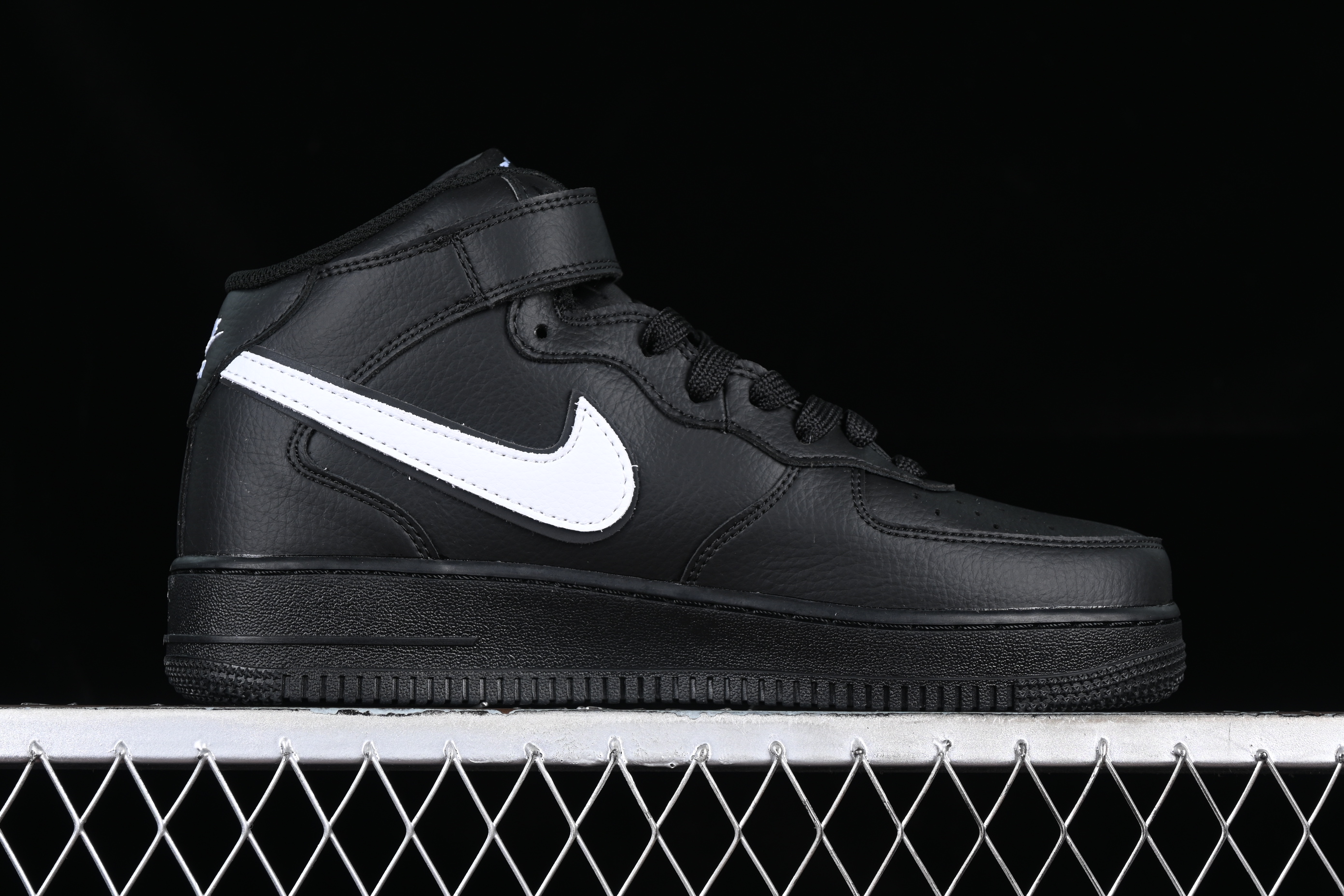 Nk Air Force 1'07 Mid all-black and white hook Air Force One mid-top classic casual sneakers