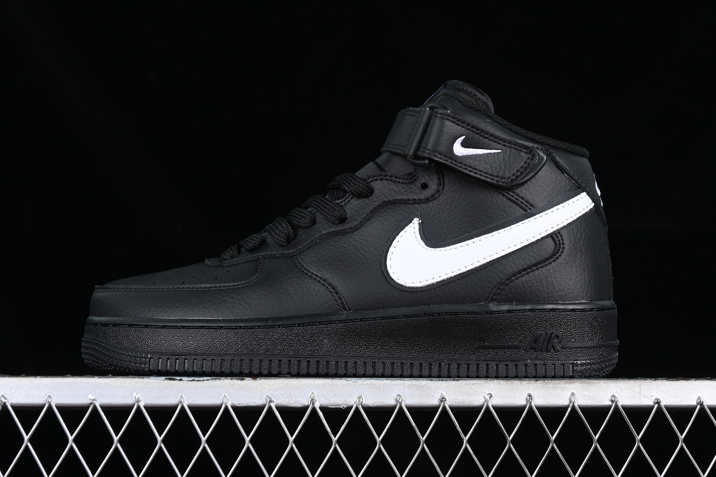 Nk Air Force 1'07 Mid all-black and white hook Air Force One mid-top classic casual sneakers
