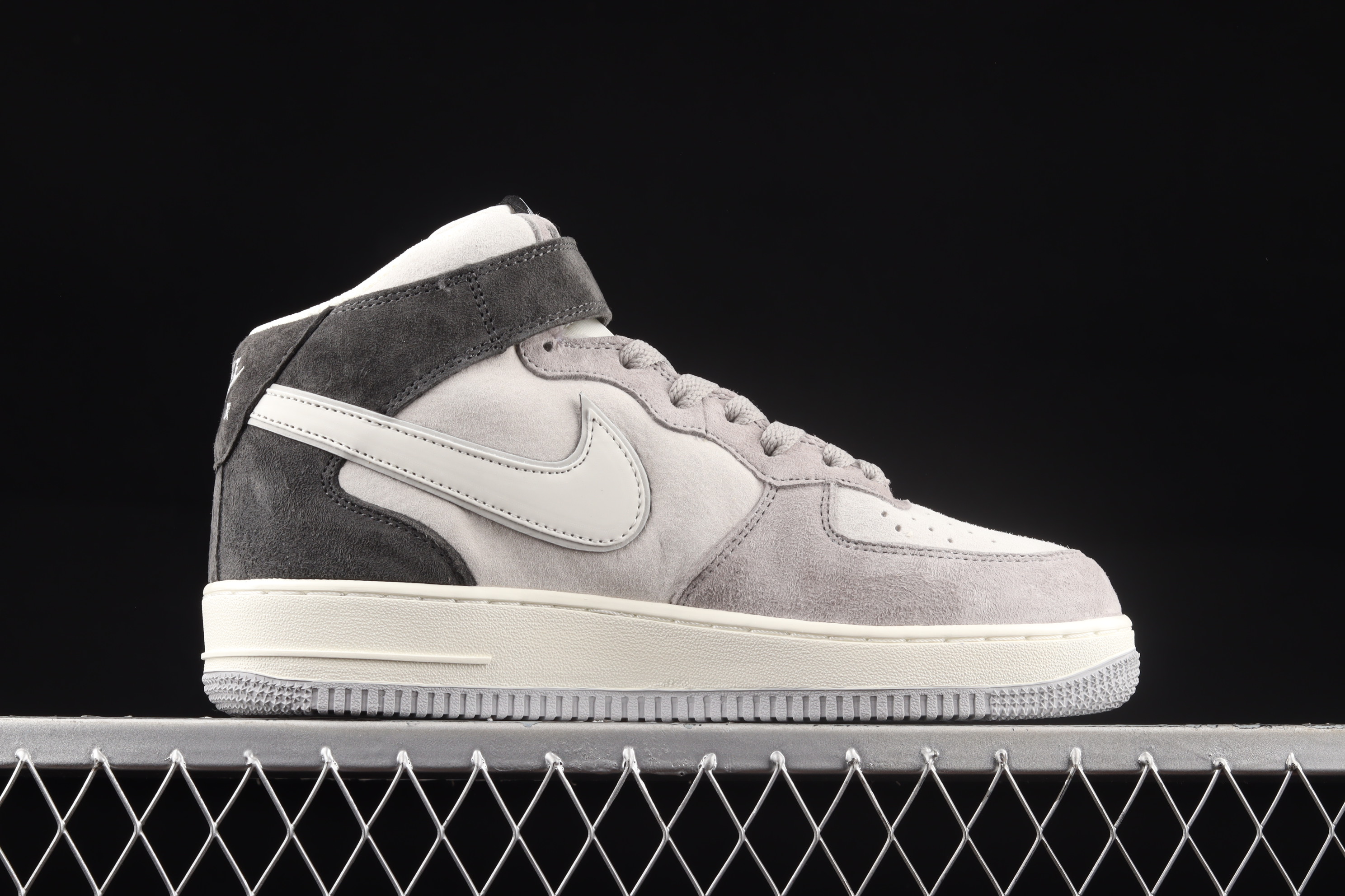 Nk Air Force 1'07 Mid mid-top casual sneakers in beige, grey and black color