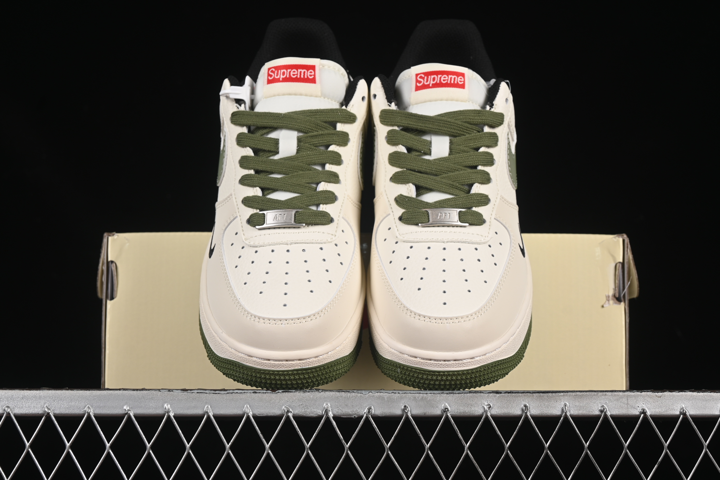 Air Force 1'07 Low Supreme collaboration Military green and red Label XS1958-566 36-45