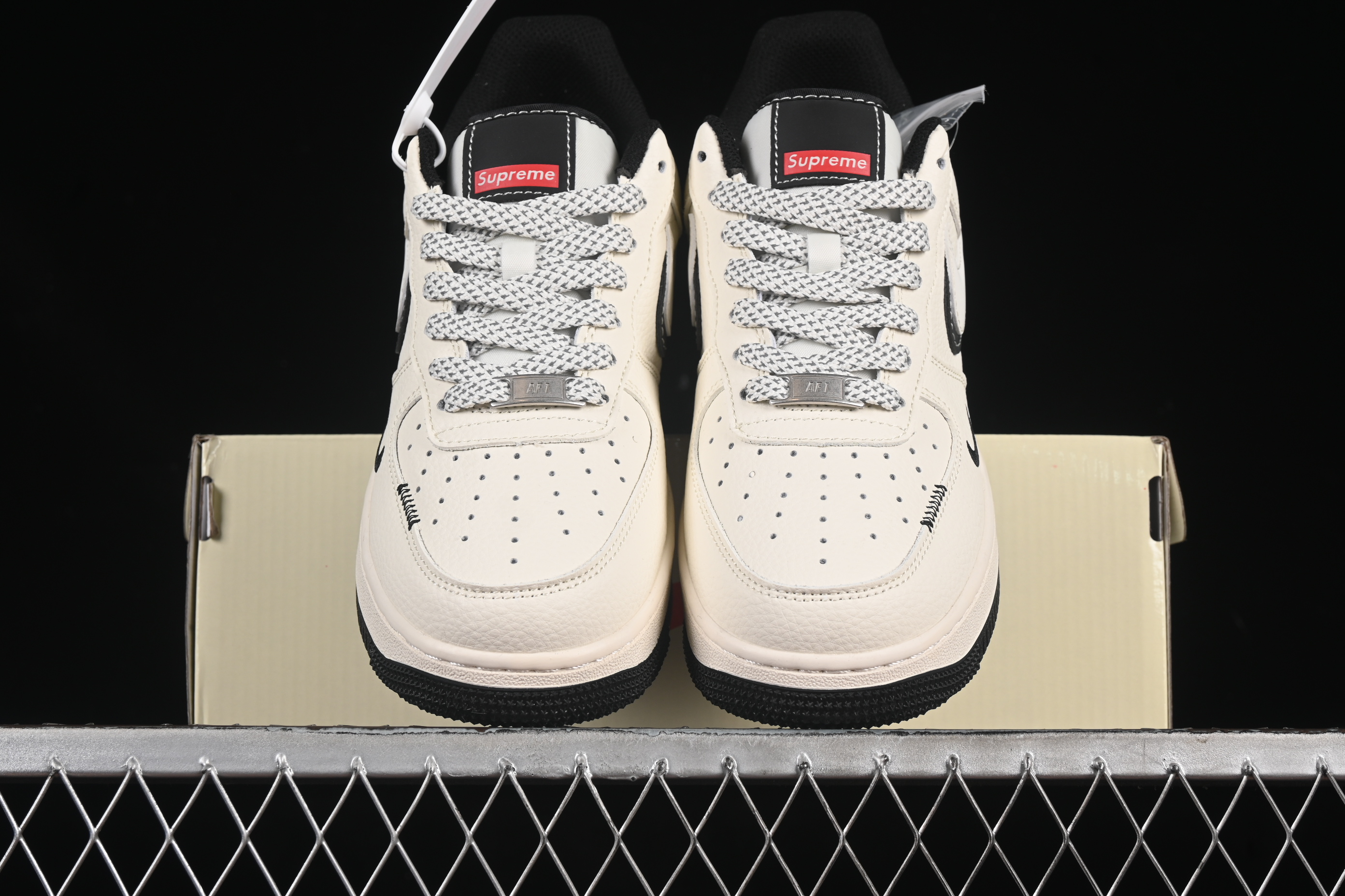 Air Force 1'07 Low Supreme collaboration White and black Double Hook XS1958-545 36-45