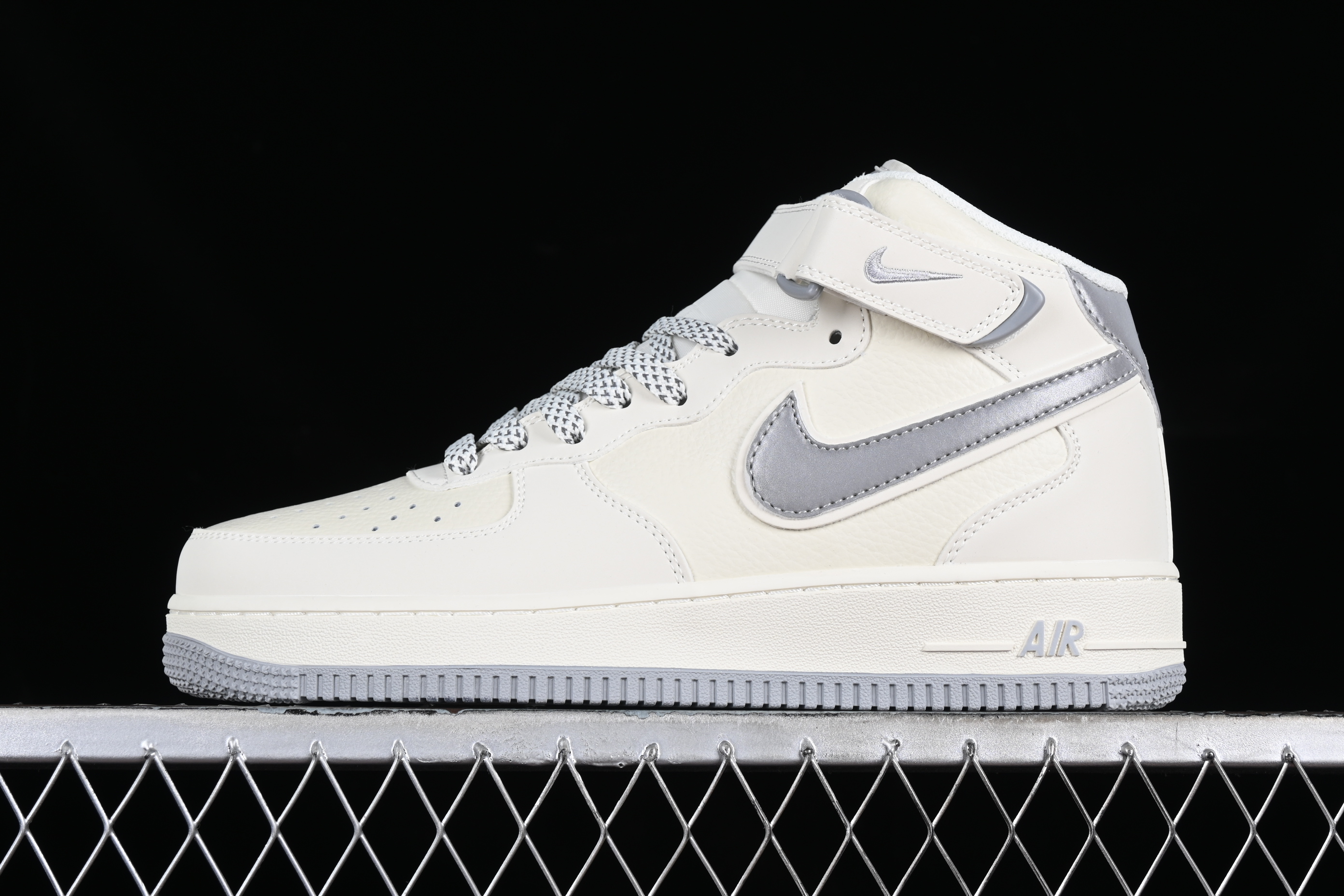 Nk Air Force 1'07 Mid beige fills the sky. Star Army No. 1 mid-top casual sneakers
