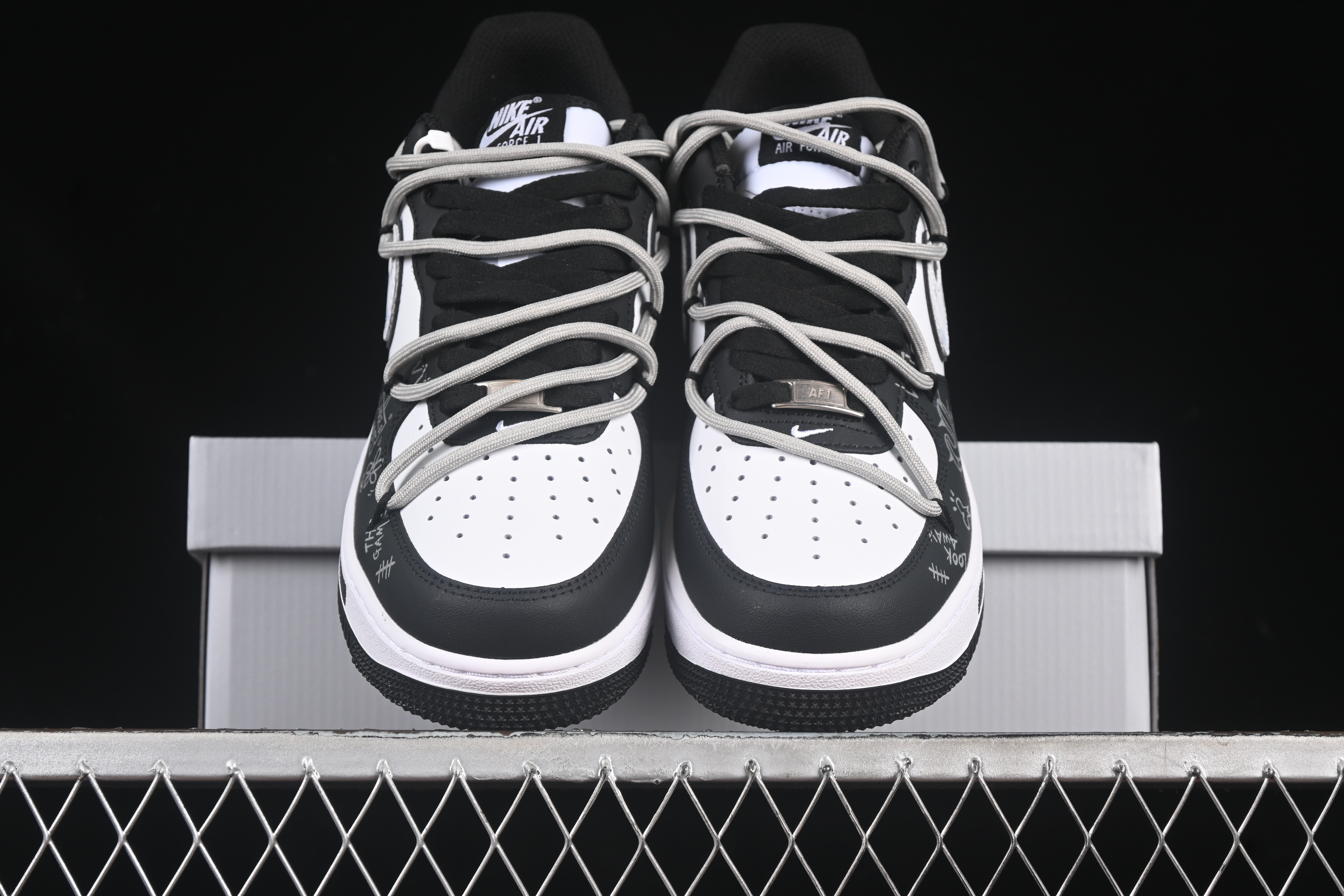 Air Force 1'07 Low Cowboy is very busy Air Force One ZH0316-071 36-45