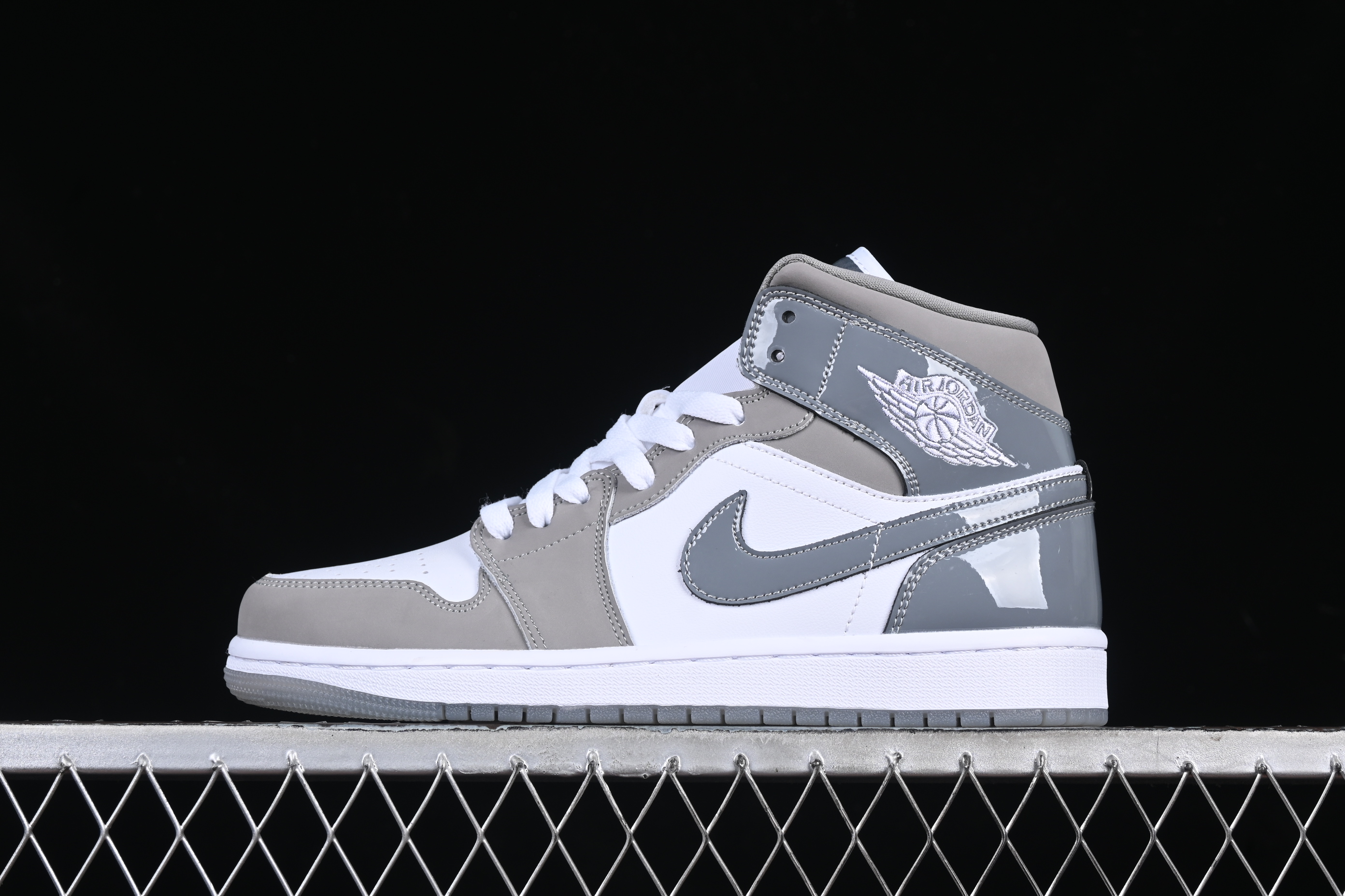 AJ1 Middle