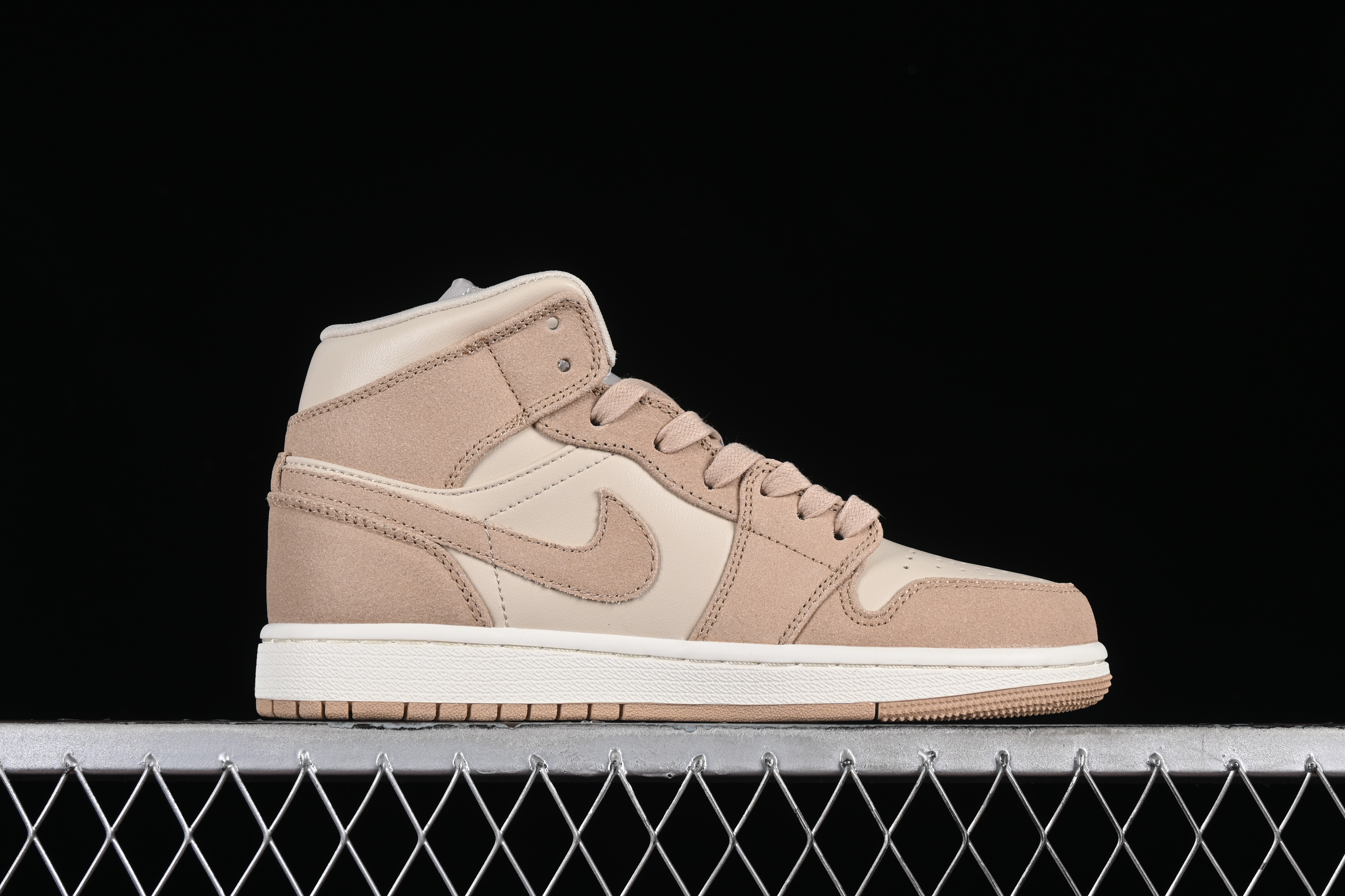 AJ1 Middle
