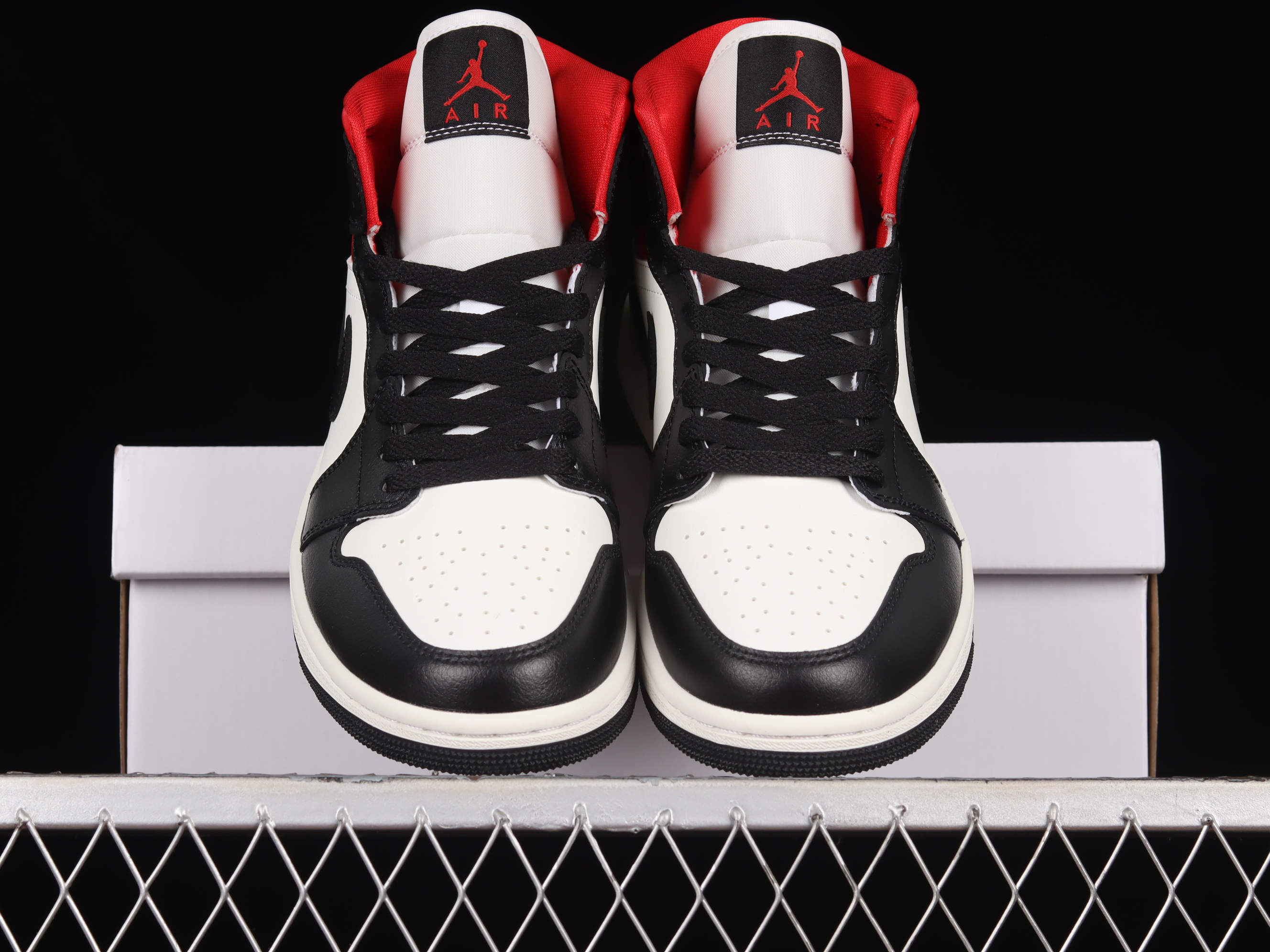 AJ1 Middle Helper