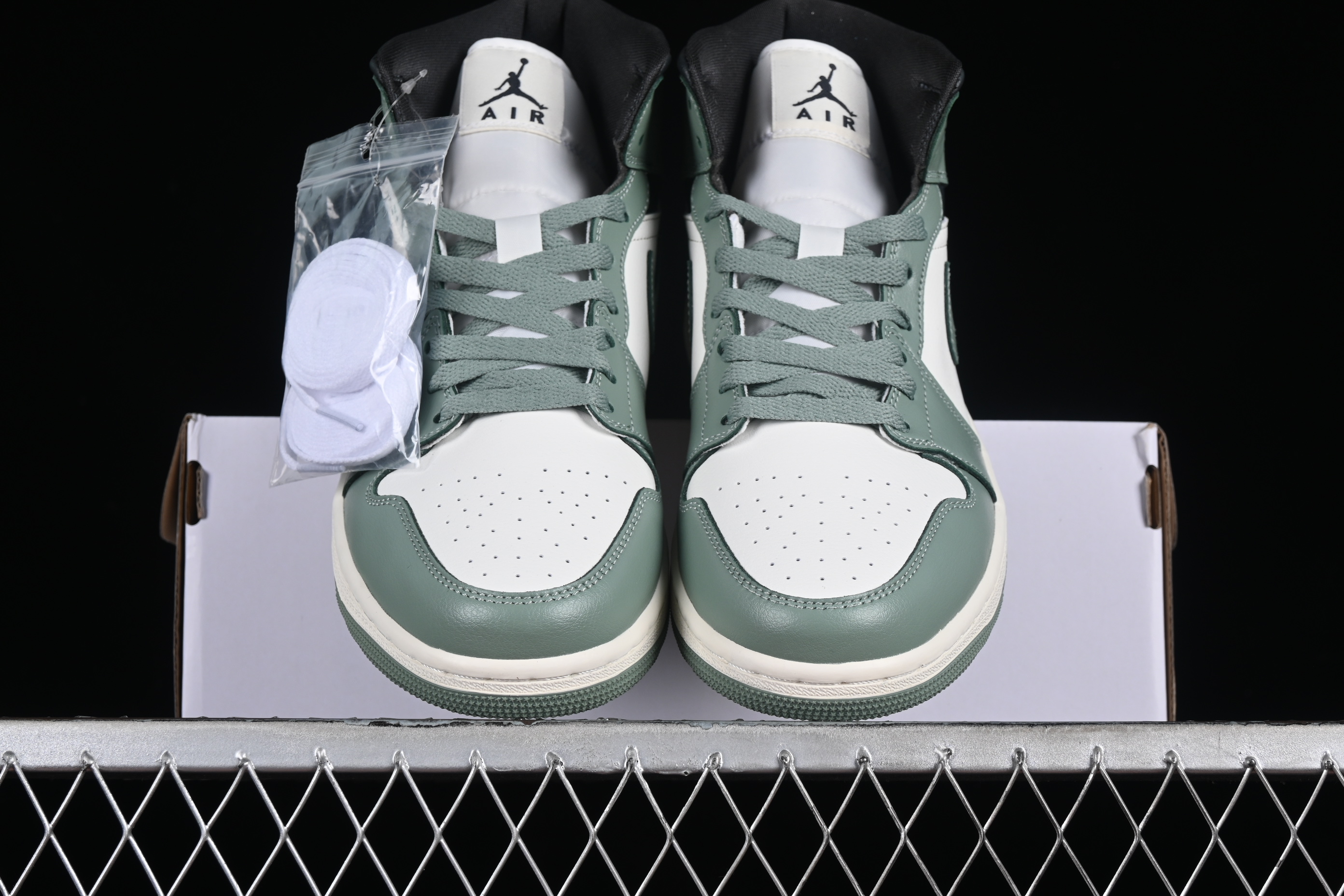 AJ1 Middle helper
