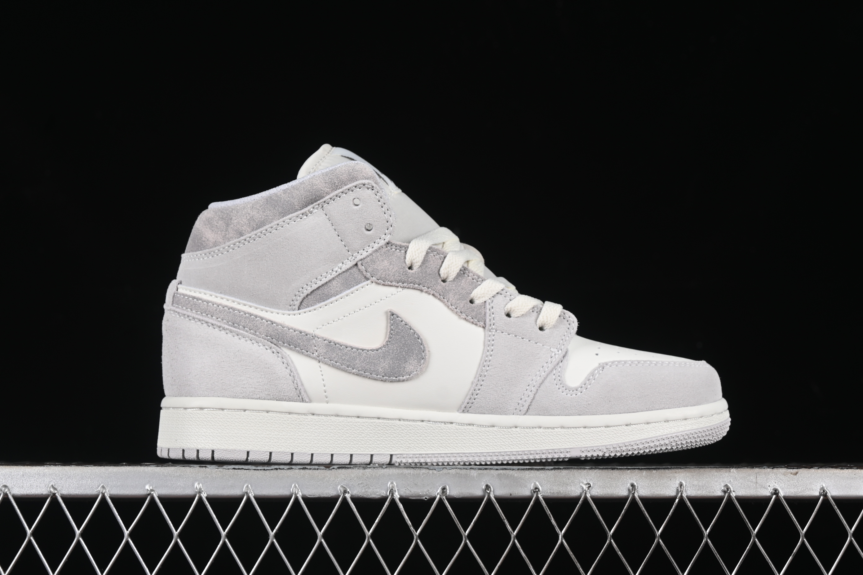 AJ1 Middle
