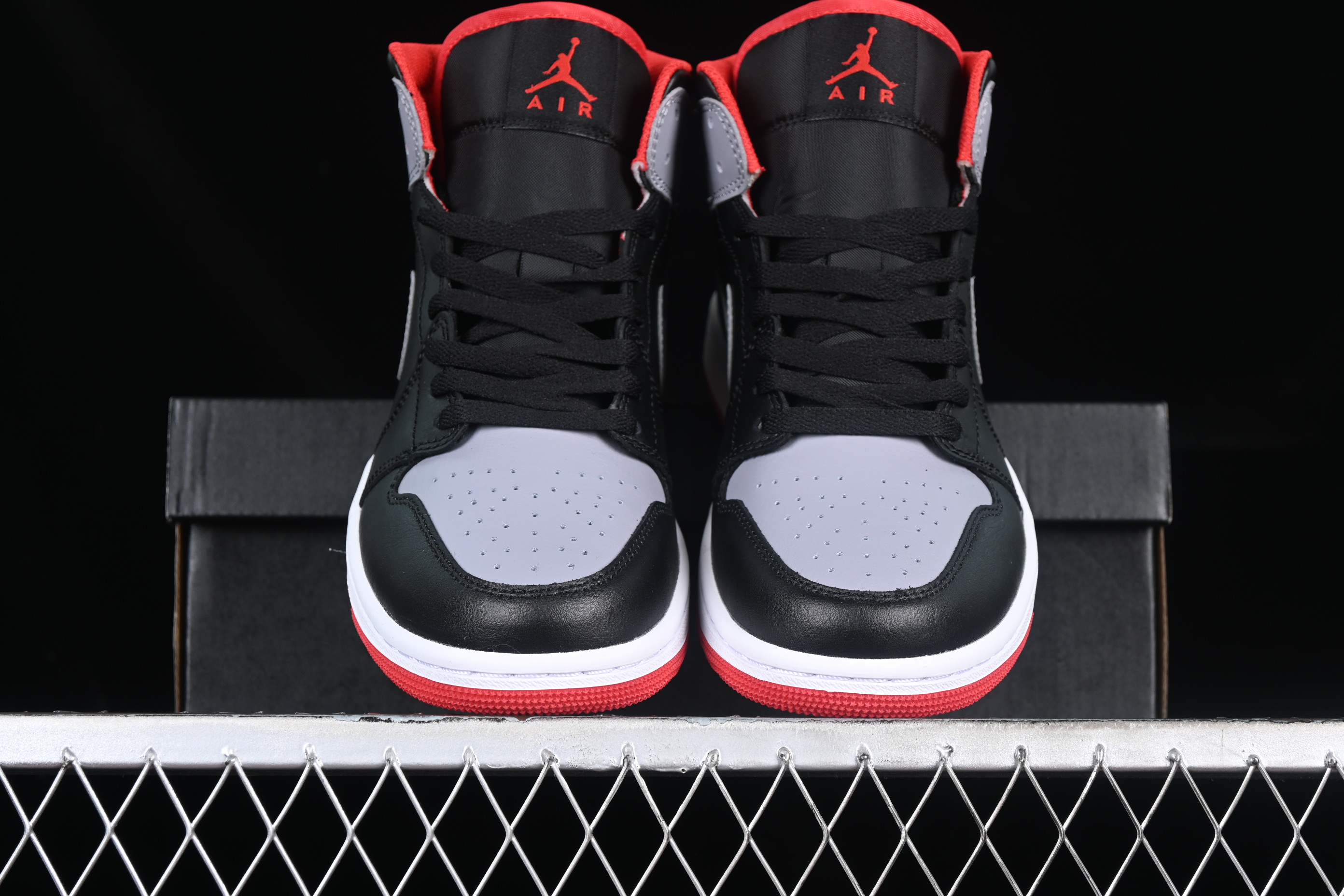 AJ1 Middle Helper
