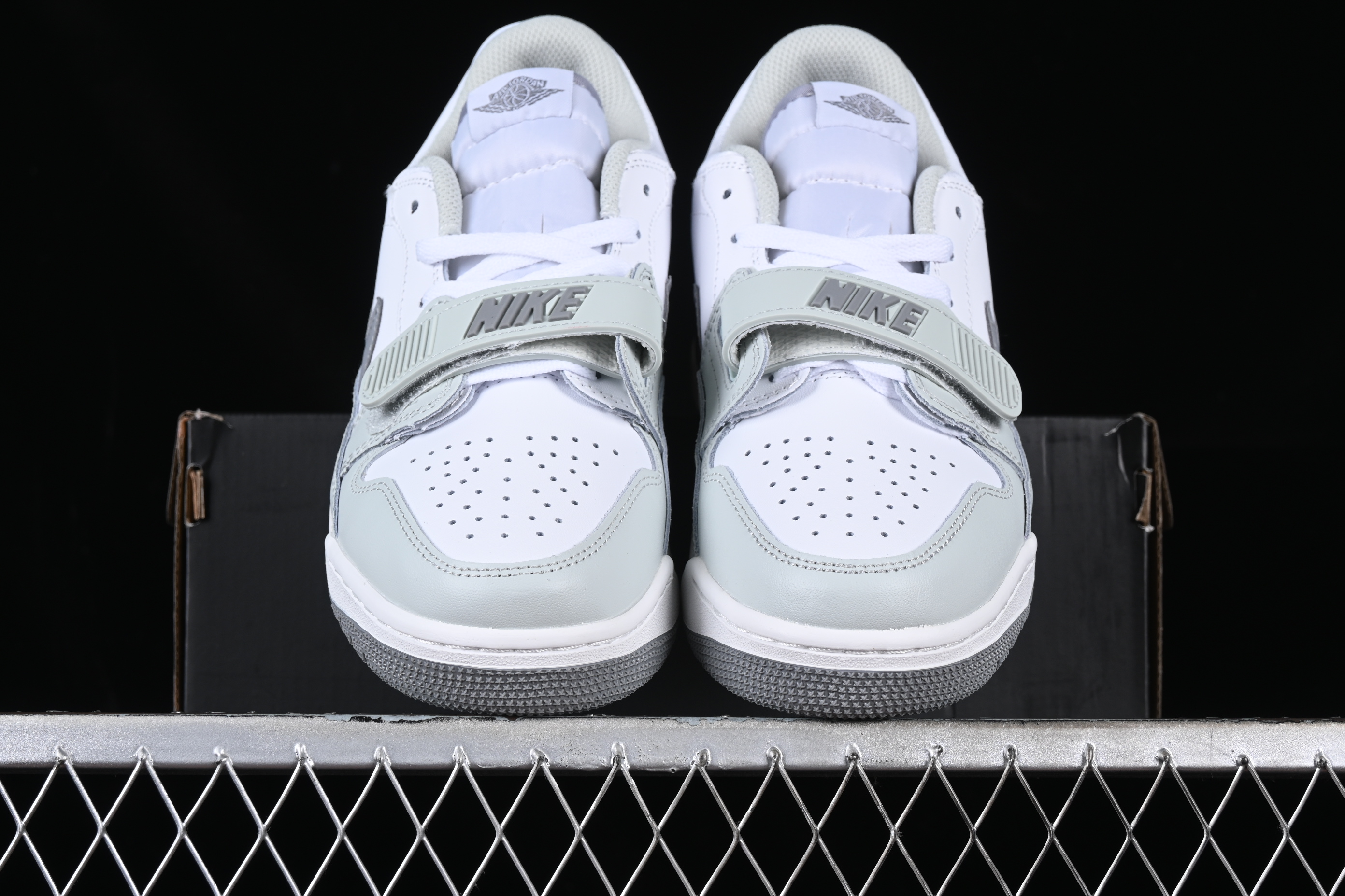 AJ312 Low top
