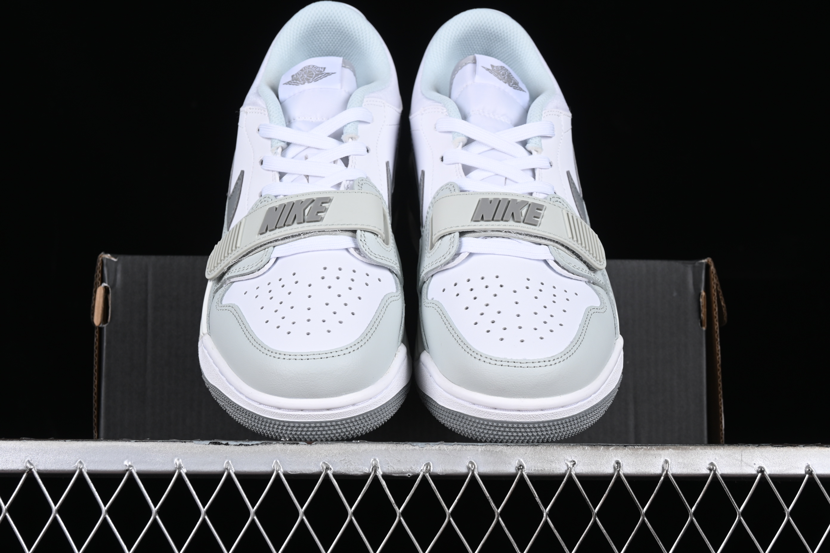 AJ312 low-top