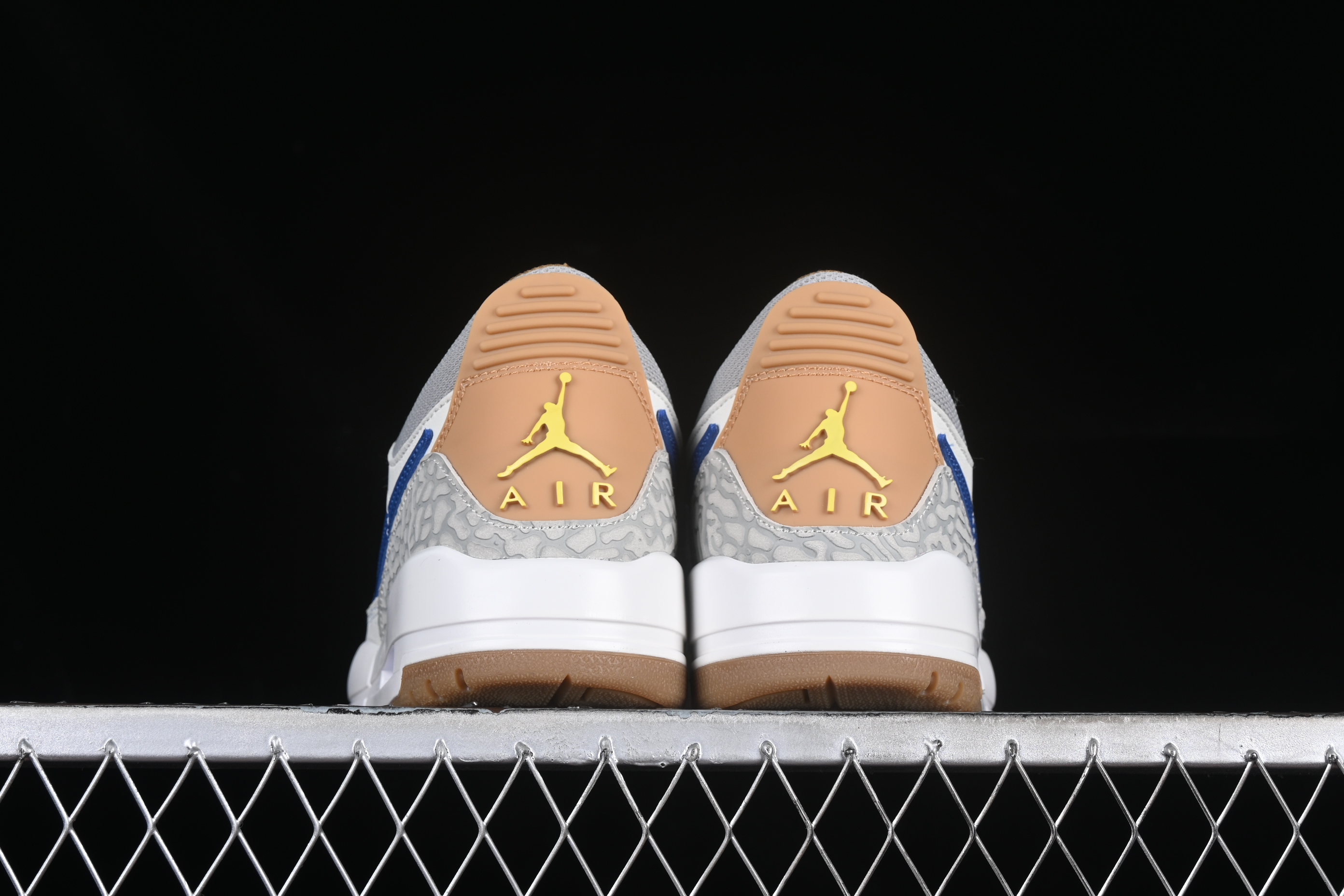 AJ312 Low top