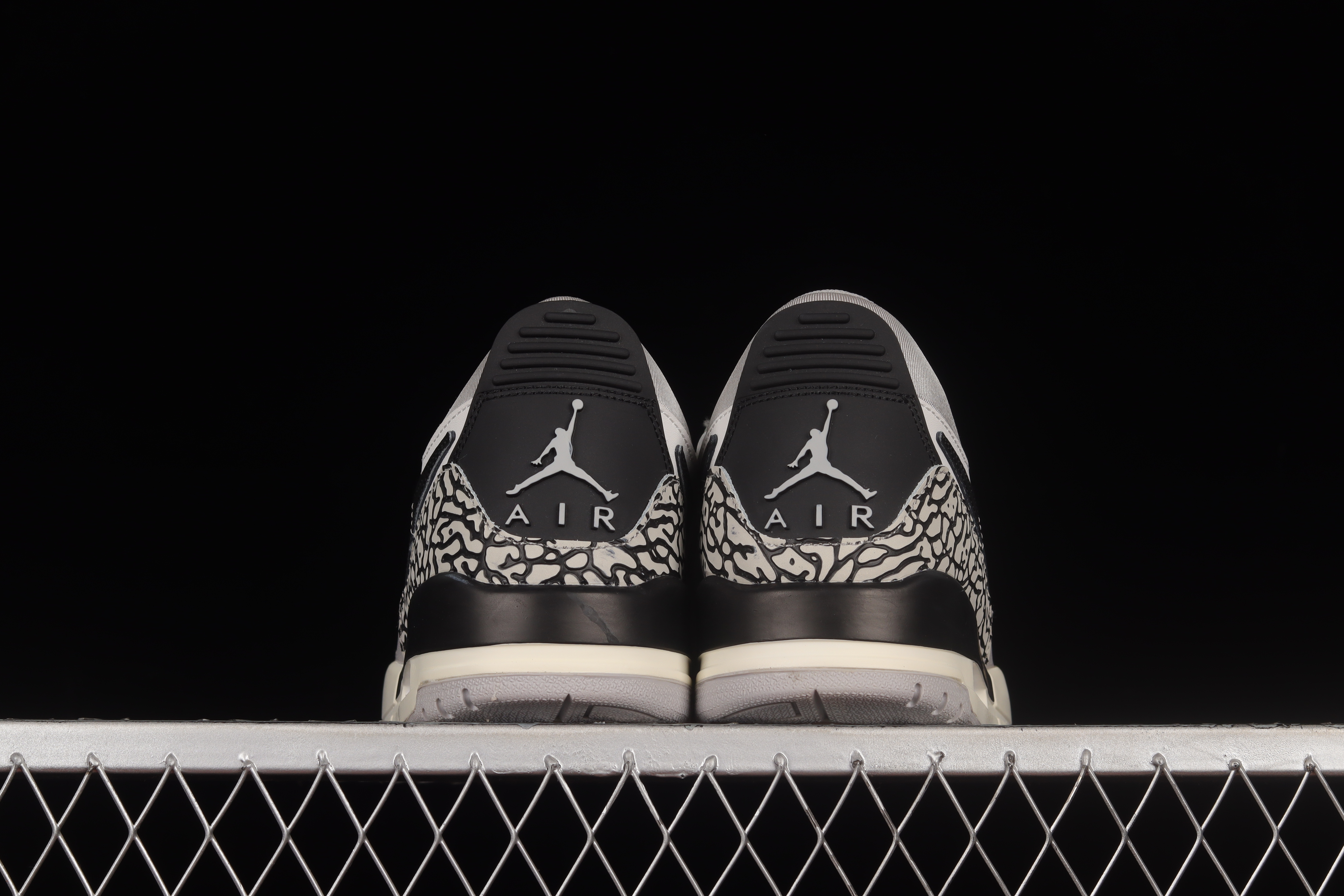 AJ312 low-top