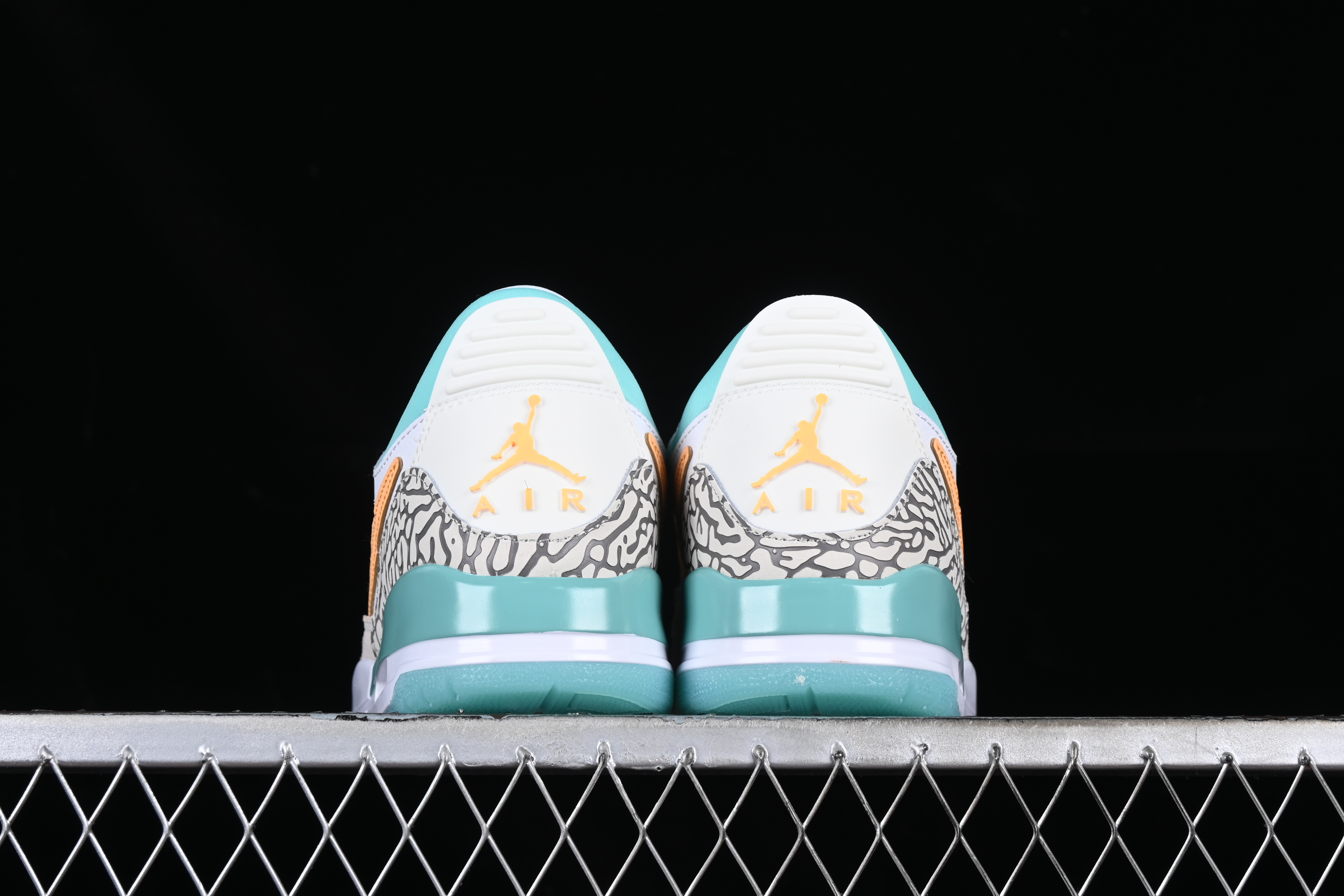 AJ312 Low top