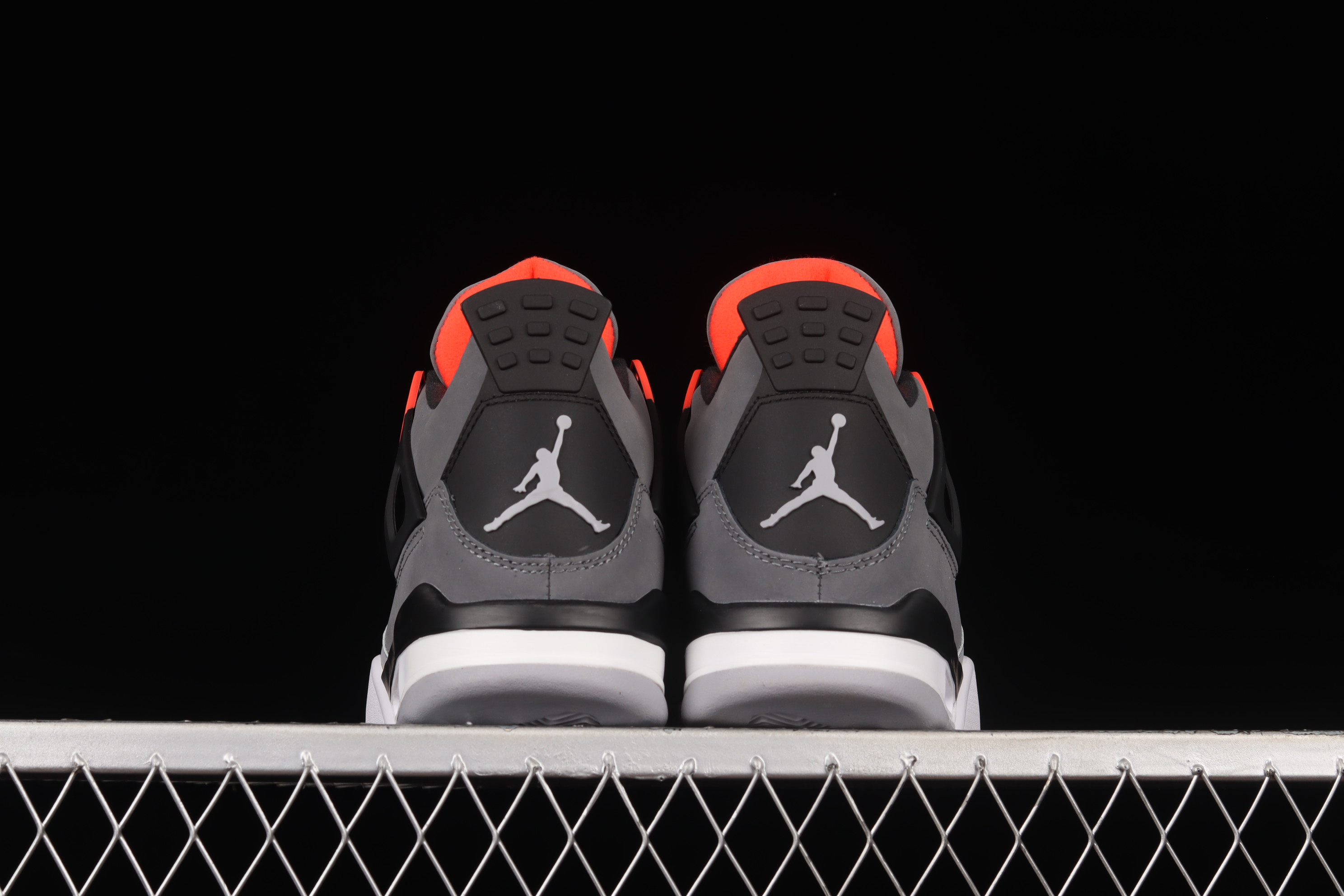AJ 4