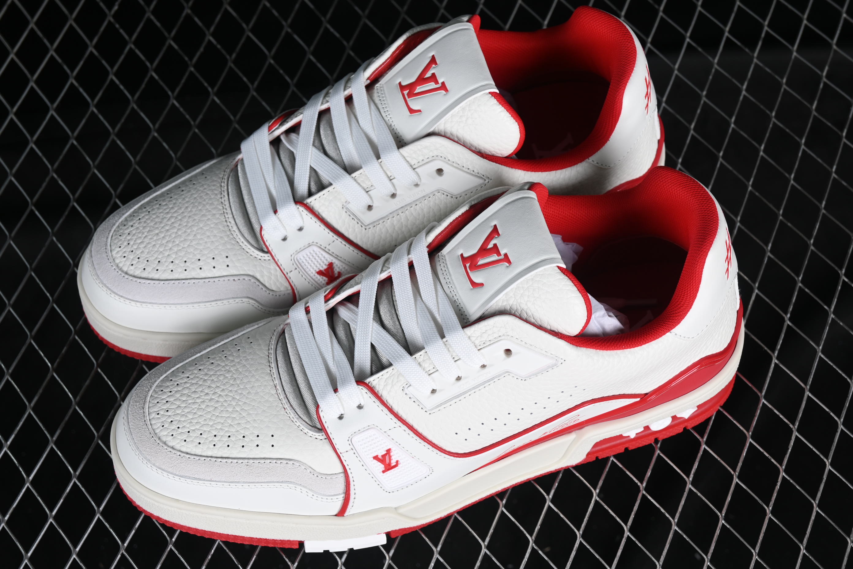 L sports shoes
