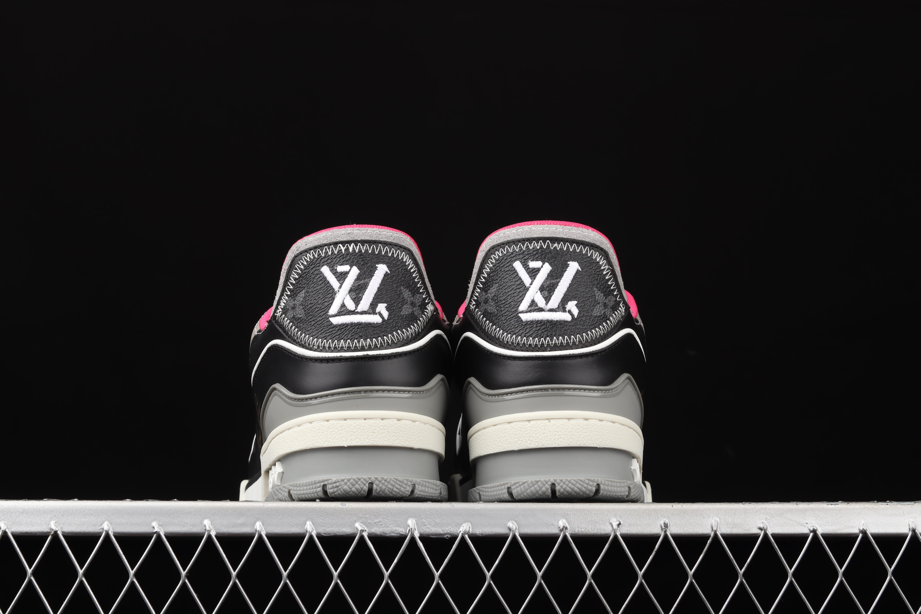 L sports shoes