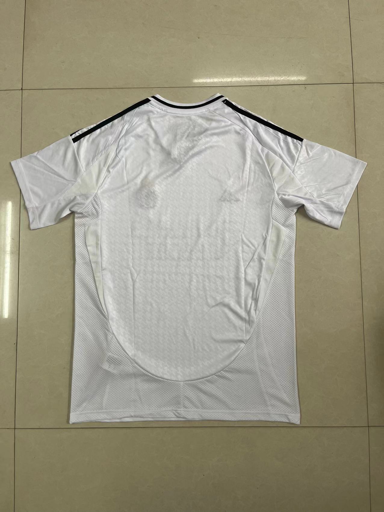 Real Madrid 24/25 at home