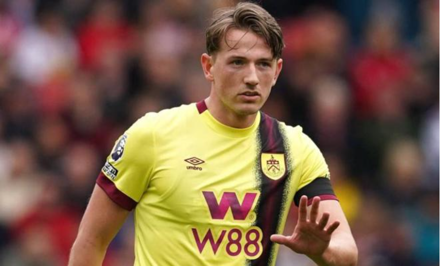 Manchester United are keen on Burnley midfielder Sander Berg and senior officials have been in touch with his team（YAJING）