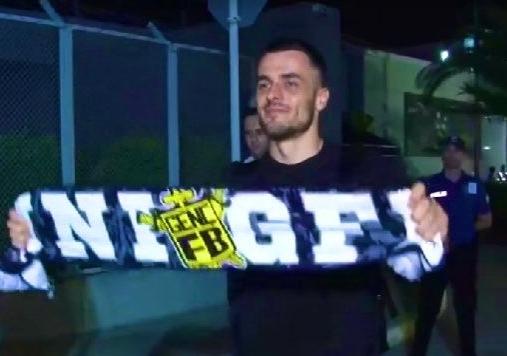 Kostich arrives in Isdanbul holding a Fenerbahce scarf for a photo[weirushui]