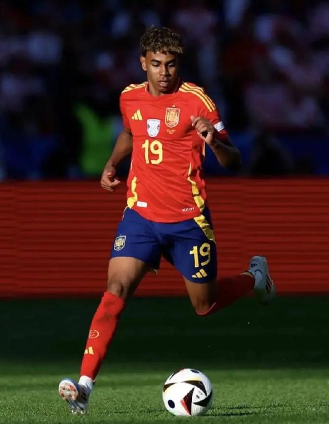 17 years and 77 days! Yamal is the youngest player in 90 years to score nine goals in the five major leagues[weirushui]