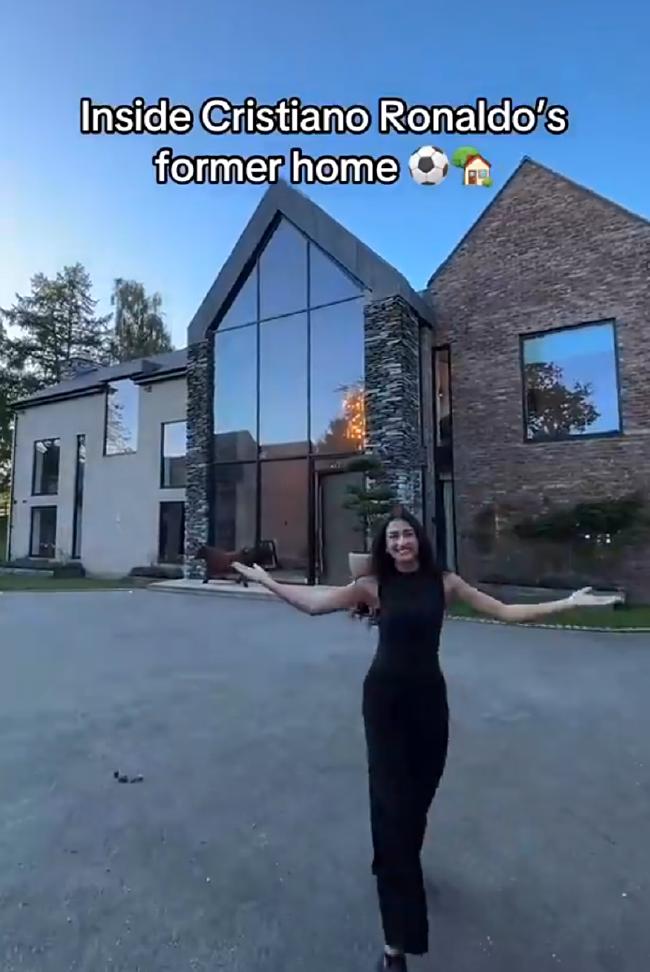 When Ronaldo played for Manchester United, the mansion was sold covering an area of about 93,000 square meters![weirushui]