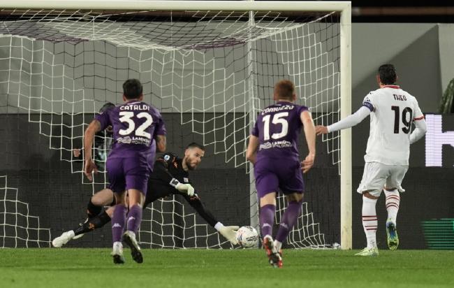 Serie A - David De Gea saves penalties twice as AC Milan 1-2 Fiorentina[weirushui]