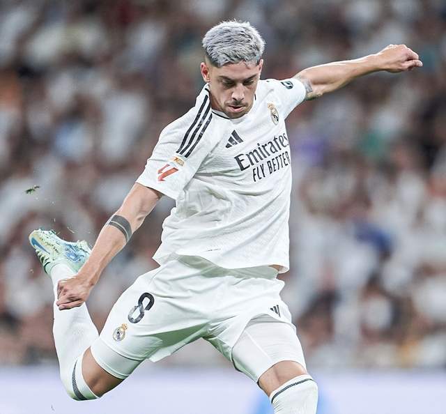 70,000 people salute! Real Madrid's 26-year-old captain struggled with injury: 1 assist, 3 clearance, goal line saver（haojie）