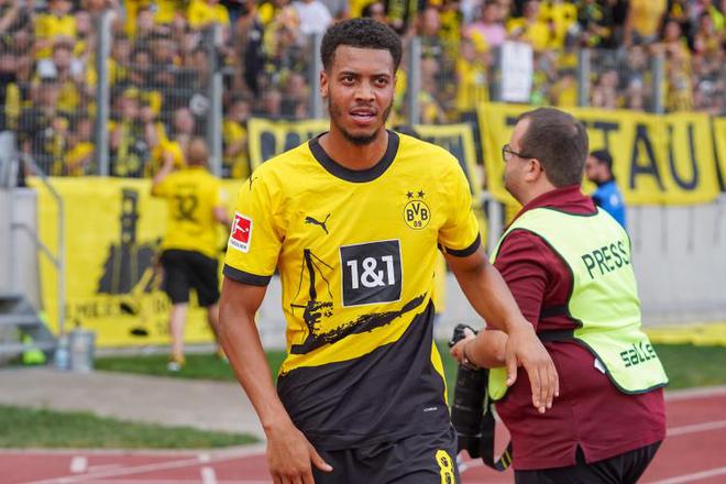 Manchester United are keeping a close eye on Dortmund midfielder Emecha, with Newcastle United among those interested in the player    [jiayu] 