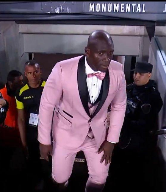 How elegant! The Barcelona SC coach, wearing a suit, was bombarded by River Plate but held to a 0-0 draw [xueting]