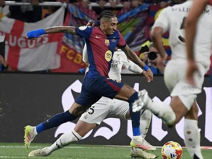 After getting a yellow card for feigning a fall, Rafinha communicated with the referee: 