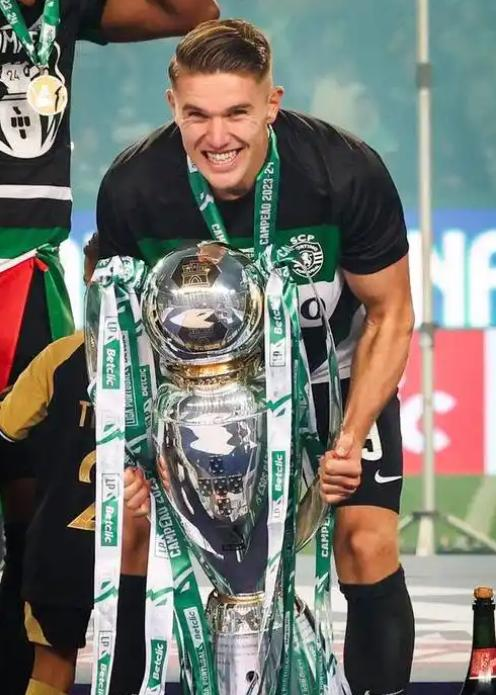 A hat-trick and 38 goals in 30 games! A 100 million striker has emerged, leading all of Europe. Manchester United and Arsenal are vying for him [xueting]